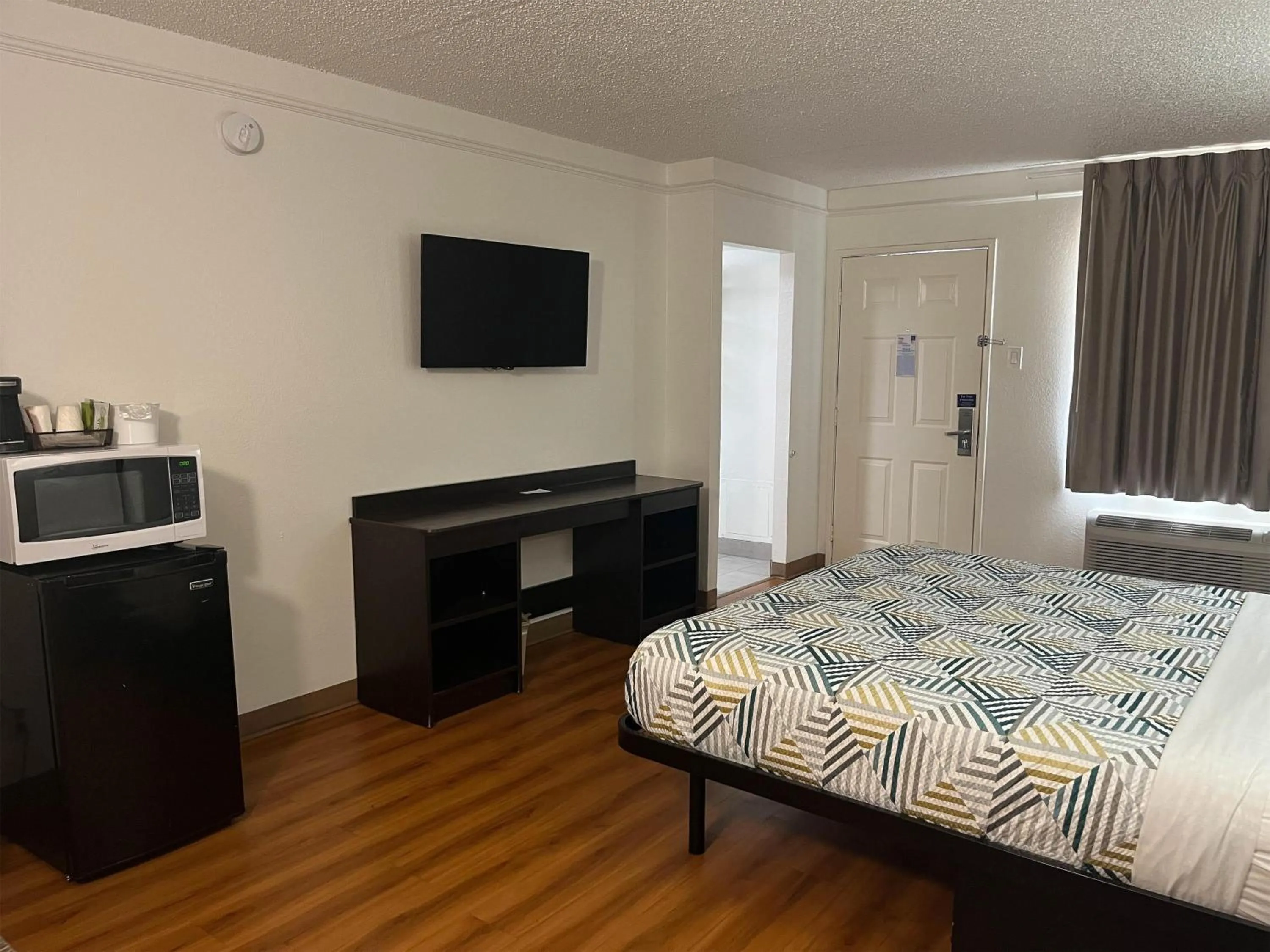 Photo of the whole room, Bed in Studio 6 Suites Euless, TX – DFW West