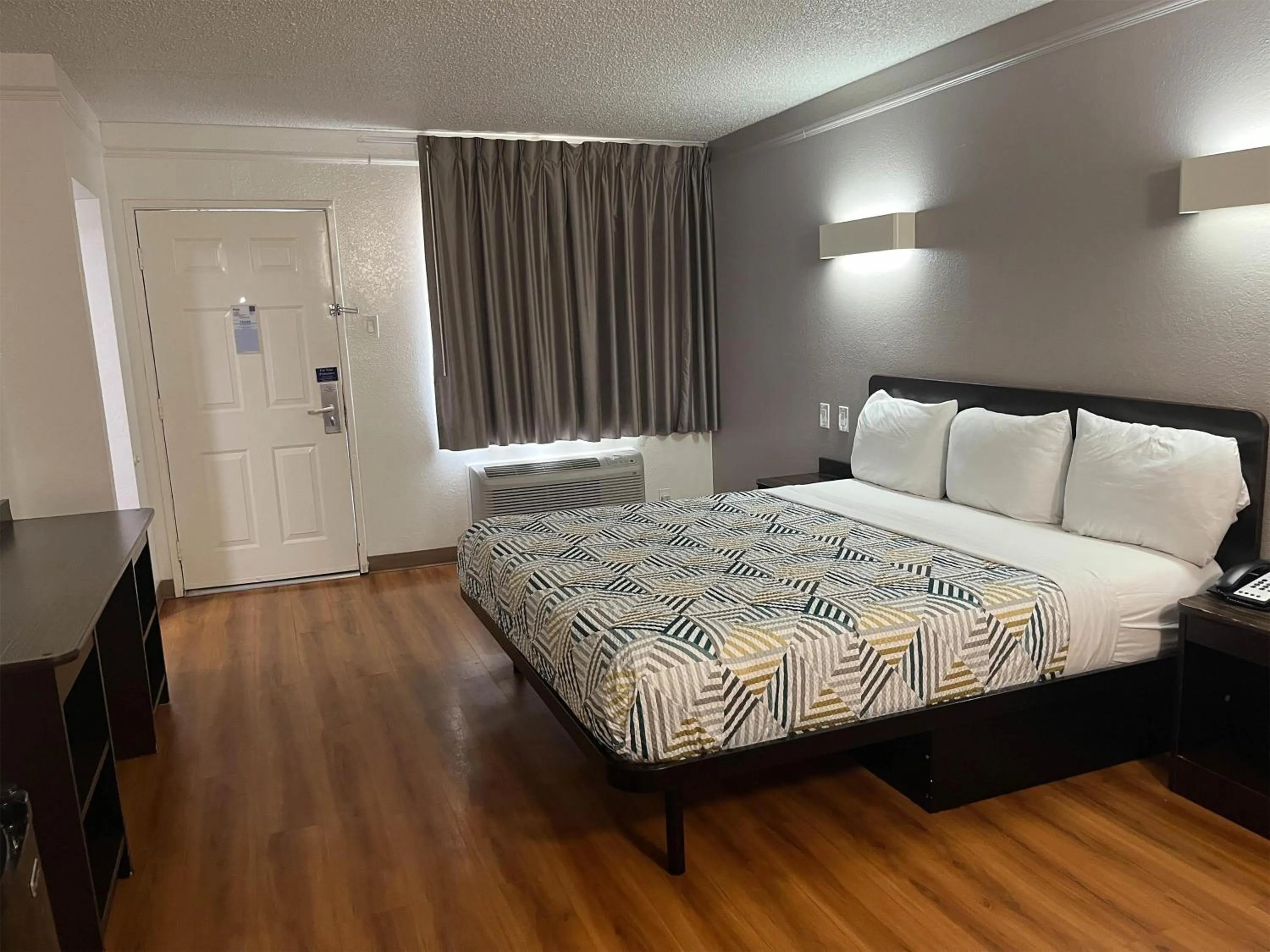 Photo of the whole room, Bed in Studio 6 Suites Euless, TX – DFW West