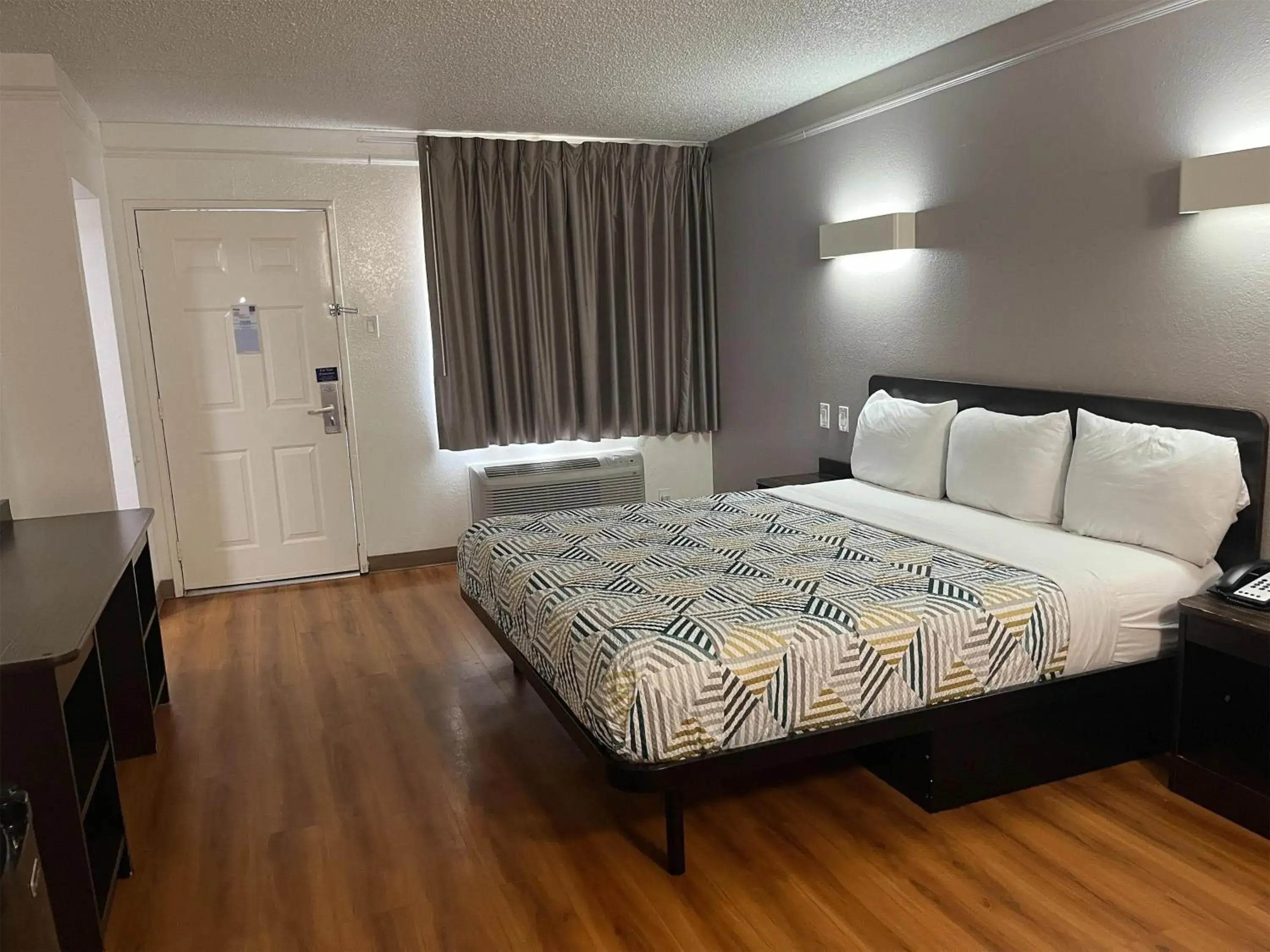 King Room - Disability Access - Non-Smoking in Studio 6 Suites Euless, TX – DFW West King Room - Disability Access - Non-Smoking in Studio 6 Suites Euless, TX – DFW West