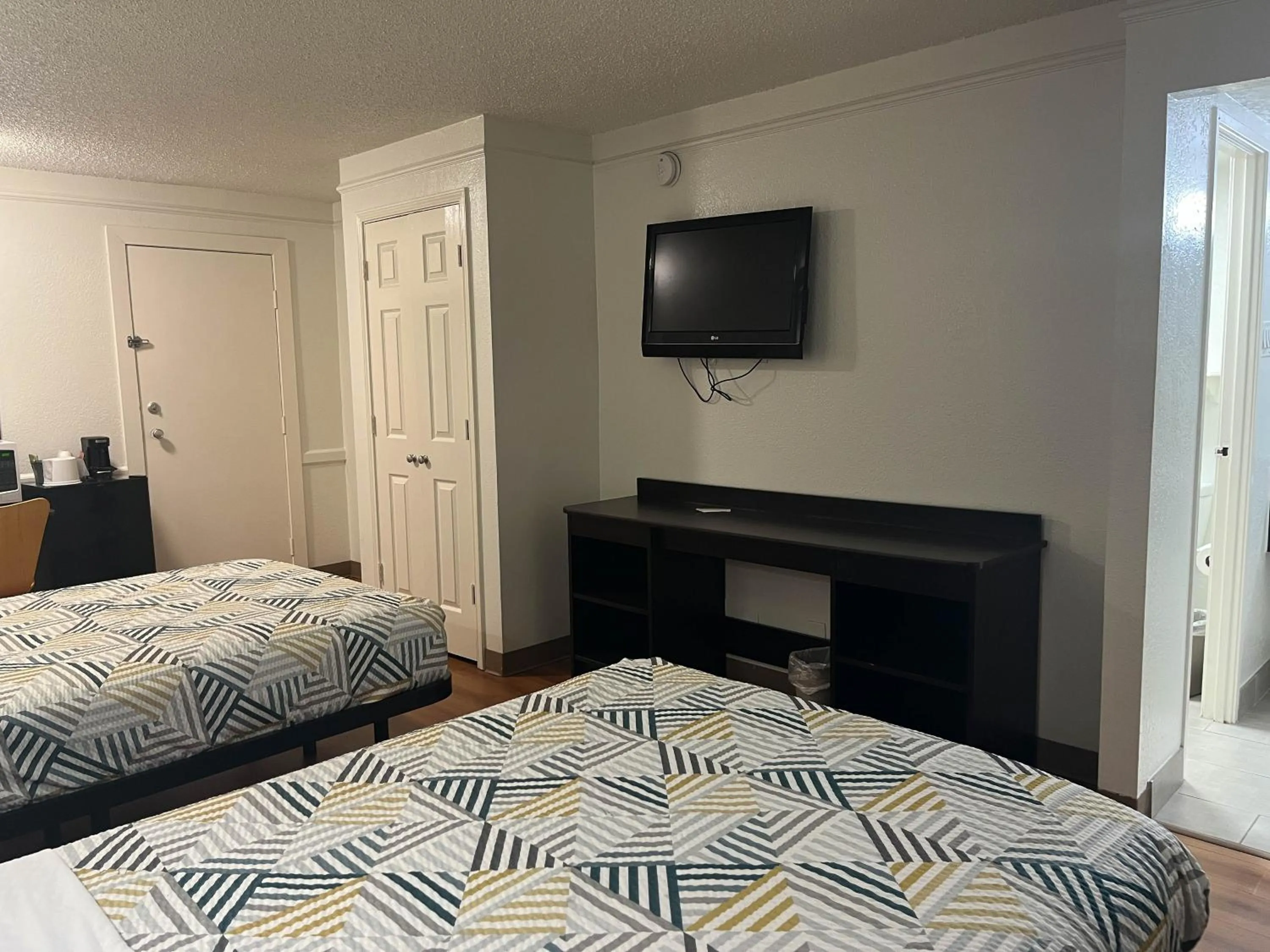 Bed in Studio 6 Suites Euless, TX – DFW West