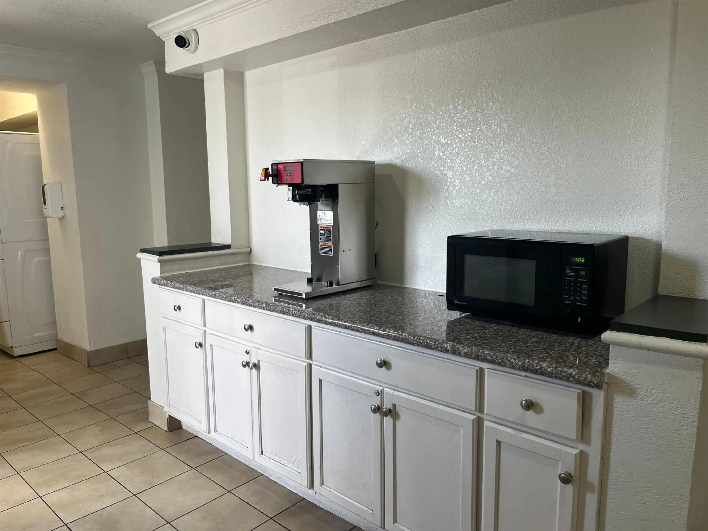 Property building in Studio 6 Suites Euless, TX – DFW West