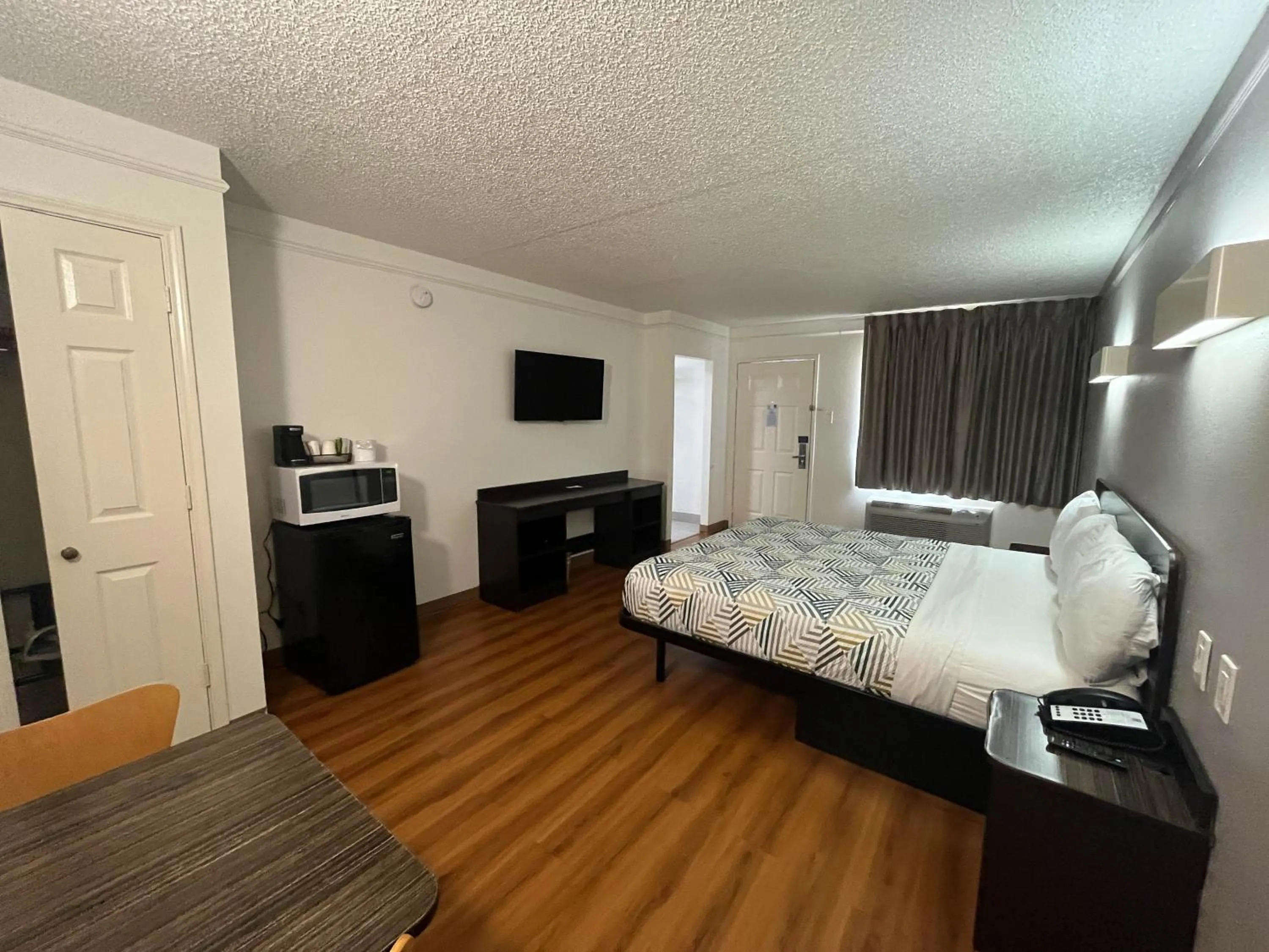 Bed in Studio 6 Suites Euless, TX – DFW West