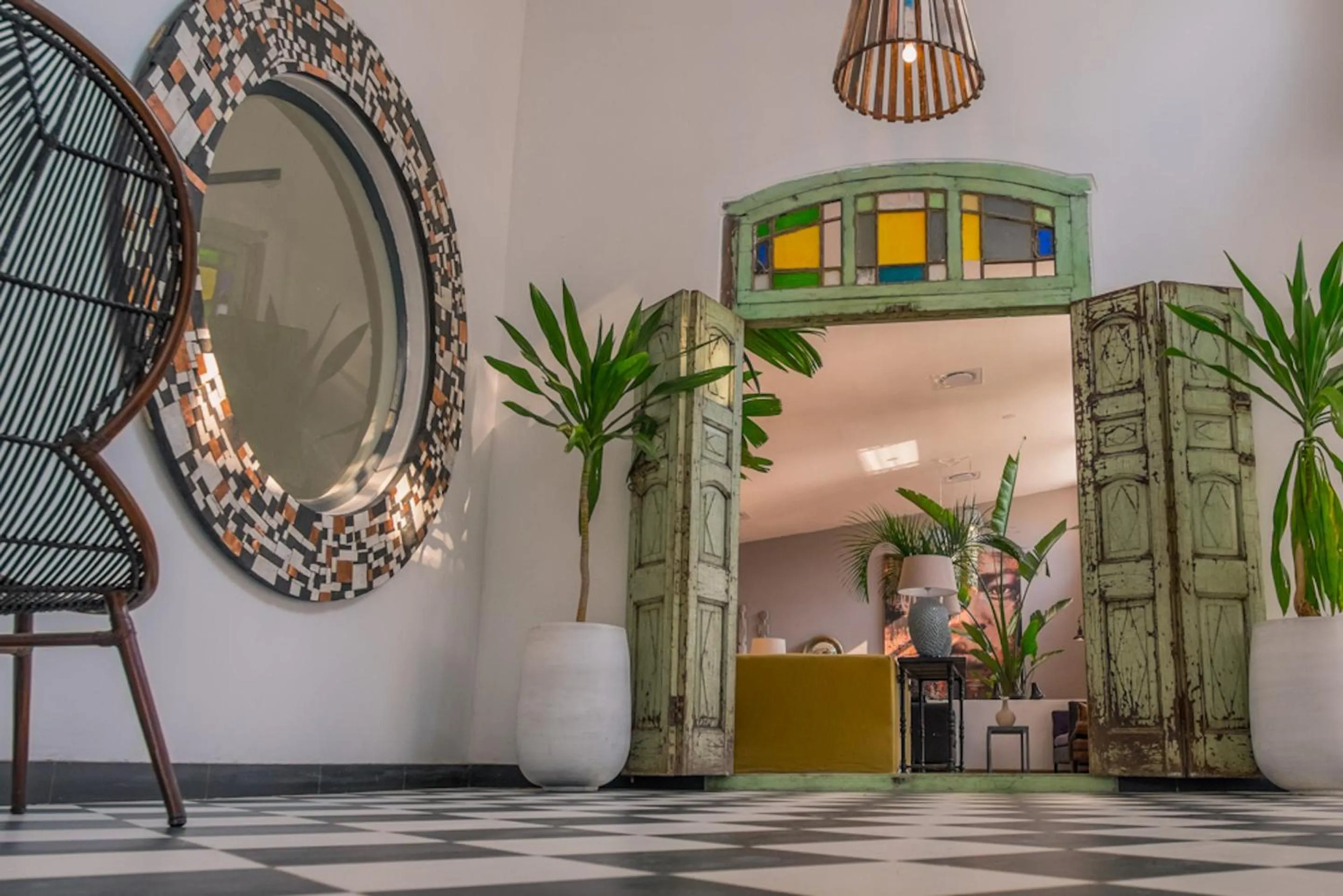 Restaurant/places to eat in Latitude 15 Degrees