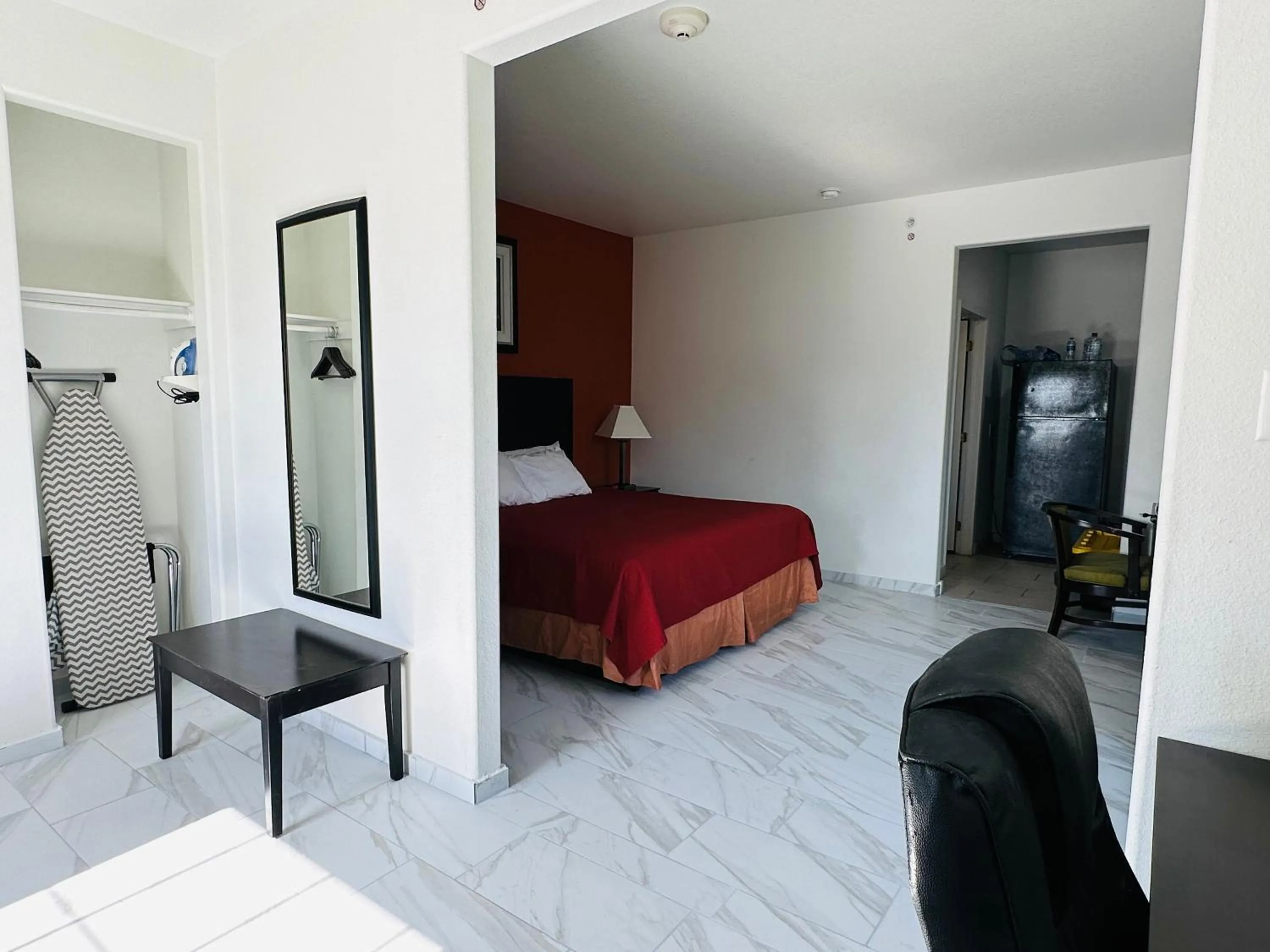 Photo of the whole room, Bed in Lux Inn and Suites