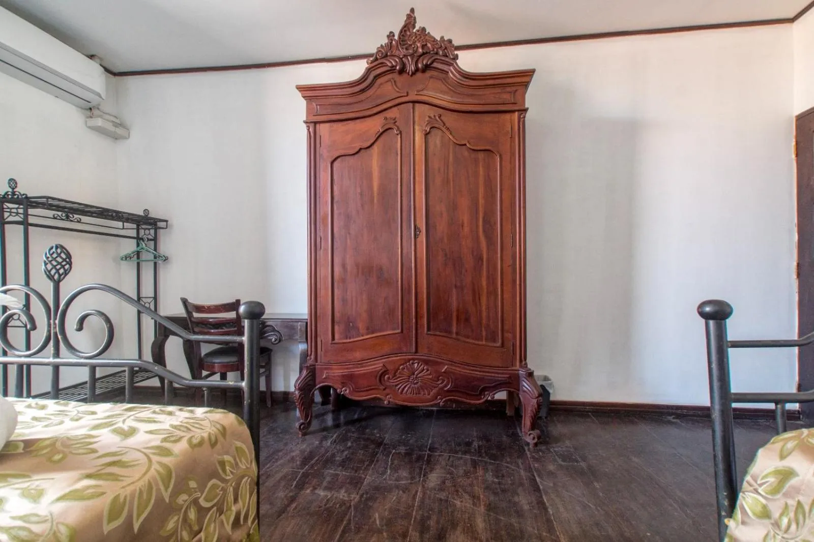 wardrobe, Bed in Hotel Los Balcones Leon