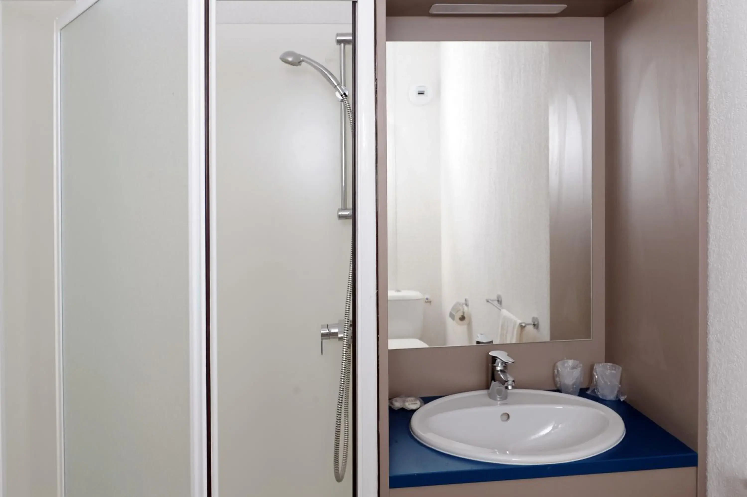 Shower, Bathroom in Apparteo Marseille