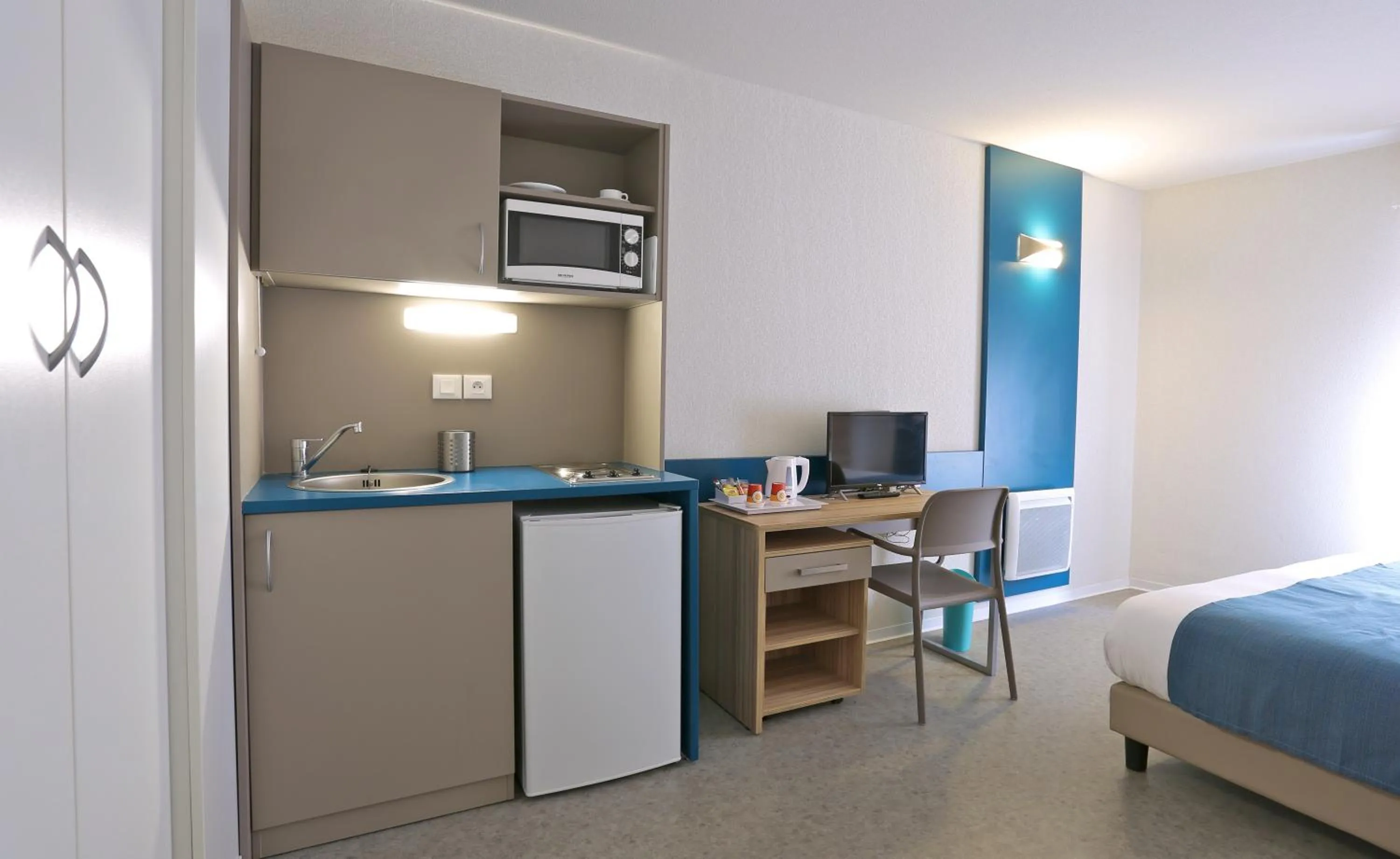 Kitchen or kitchenette, Bed in Apparteo Marseille