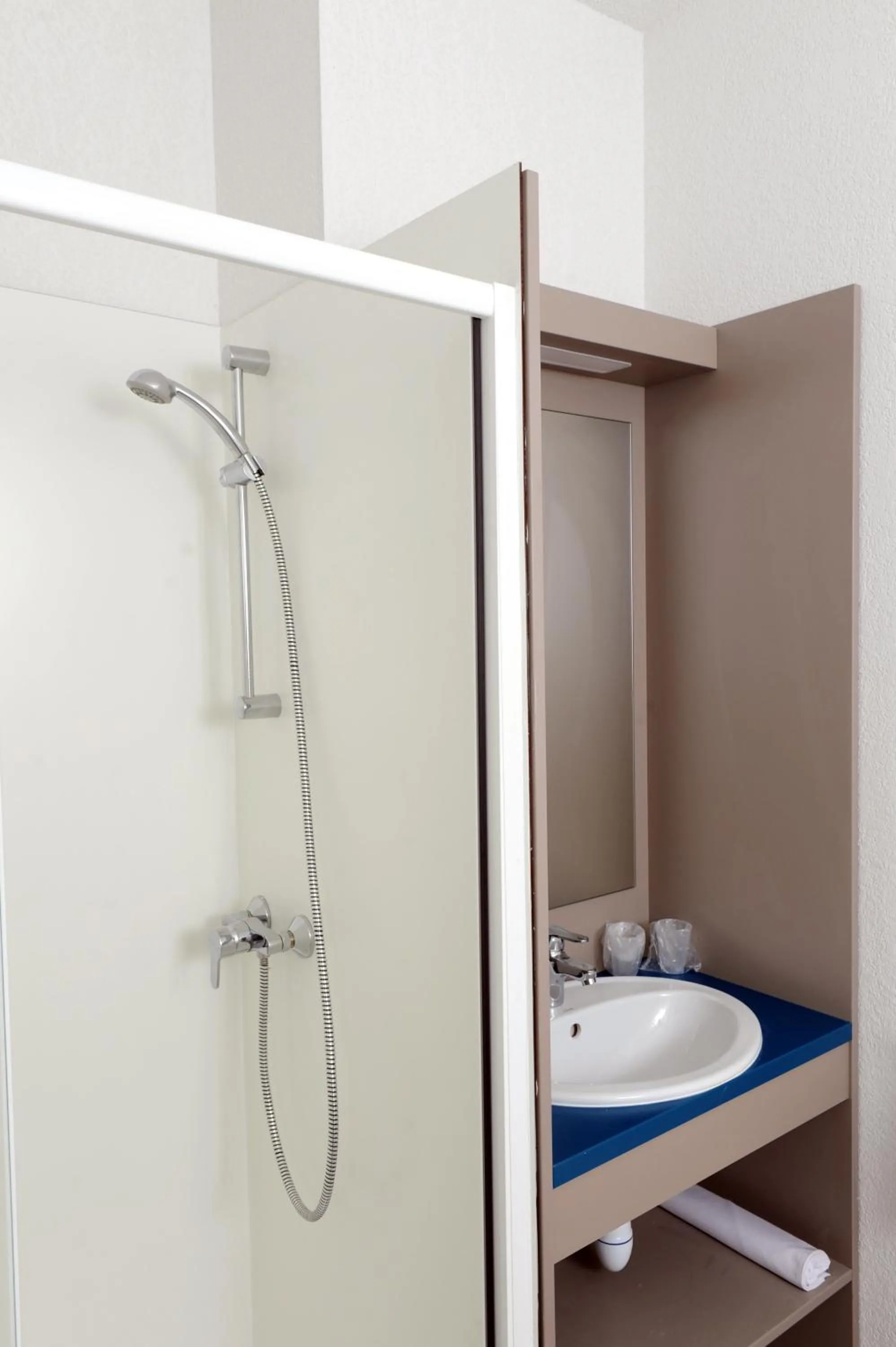 Shower in Apparteo Marseille