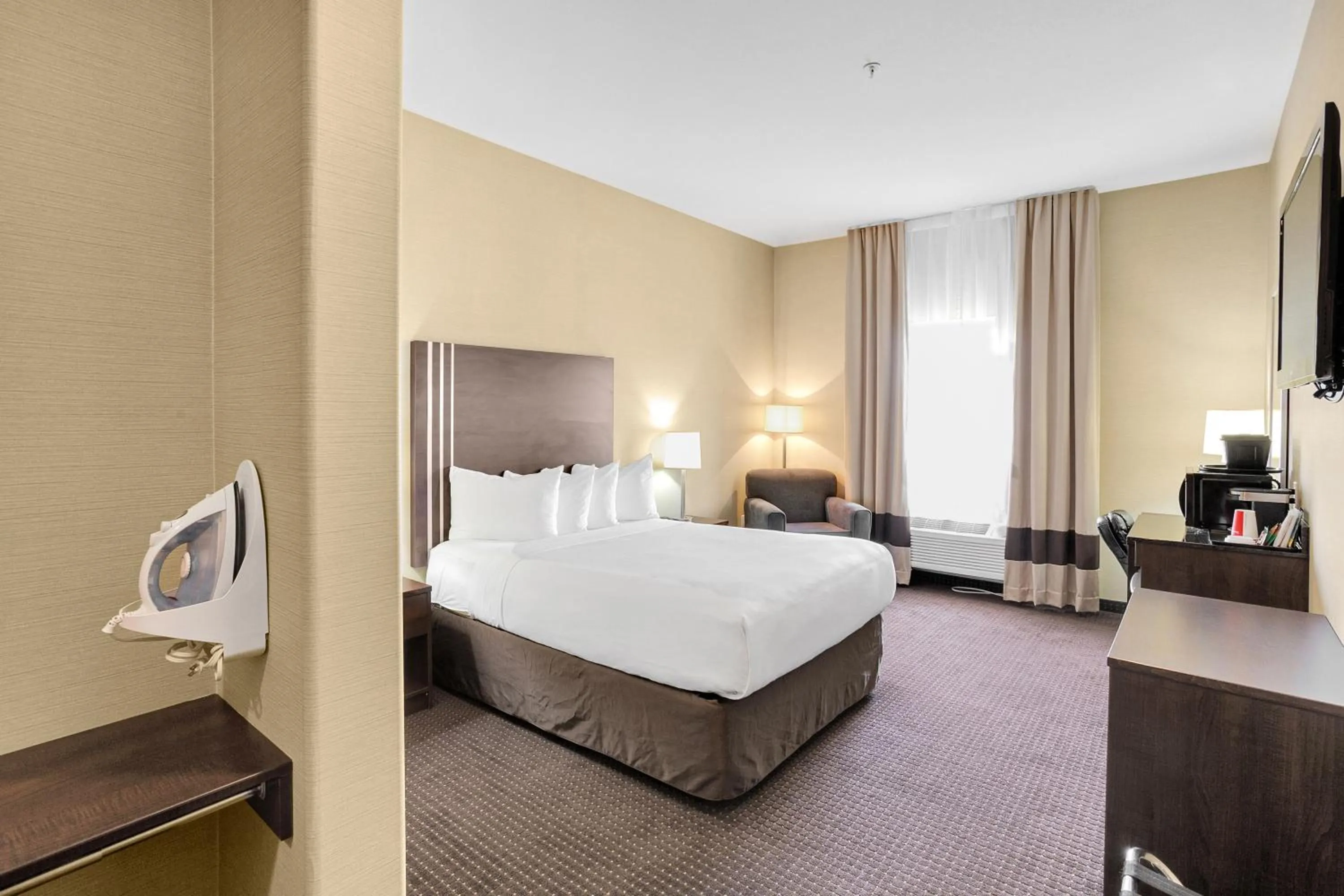 Queen Room - Disability Access in Duvernay Inn & Suites