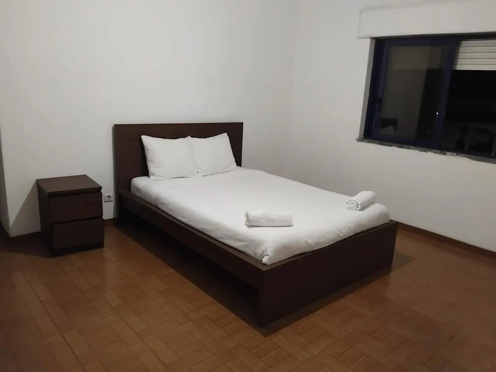 Double Room with Shared Bathroom - single occupancy in Come Inn Costa da Caparica Double Room with Shared Bathroom - single occupancy in Come Inn Costa da Caparica
