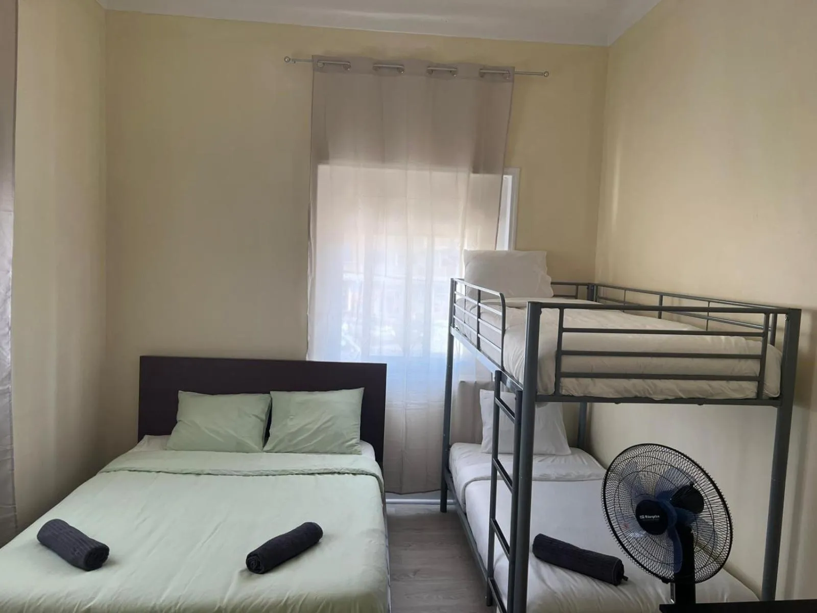 Family Room with Shared Bathroom in Come Inn Costa da Caparica