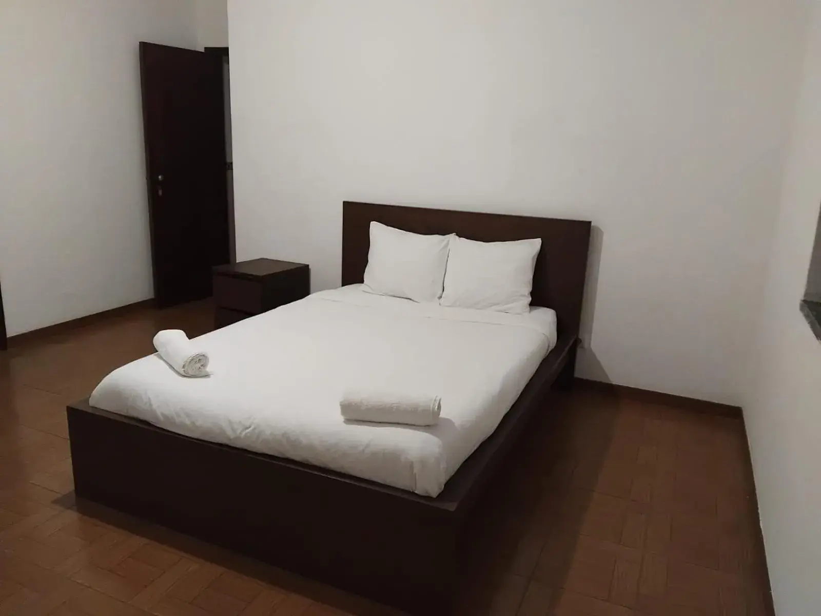 Double Room with Shared Bathroom - single occupancy in Come Inn Costa da Caparica Double Room with Shared Bathroom - single occupancy in Come Inn Costa da Caparica