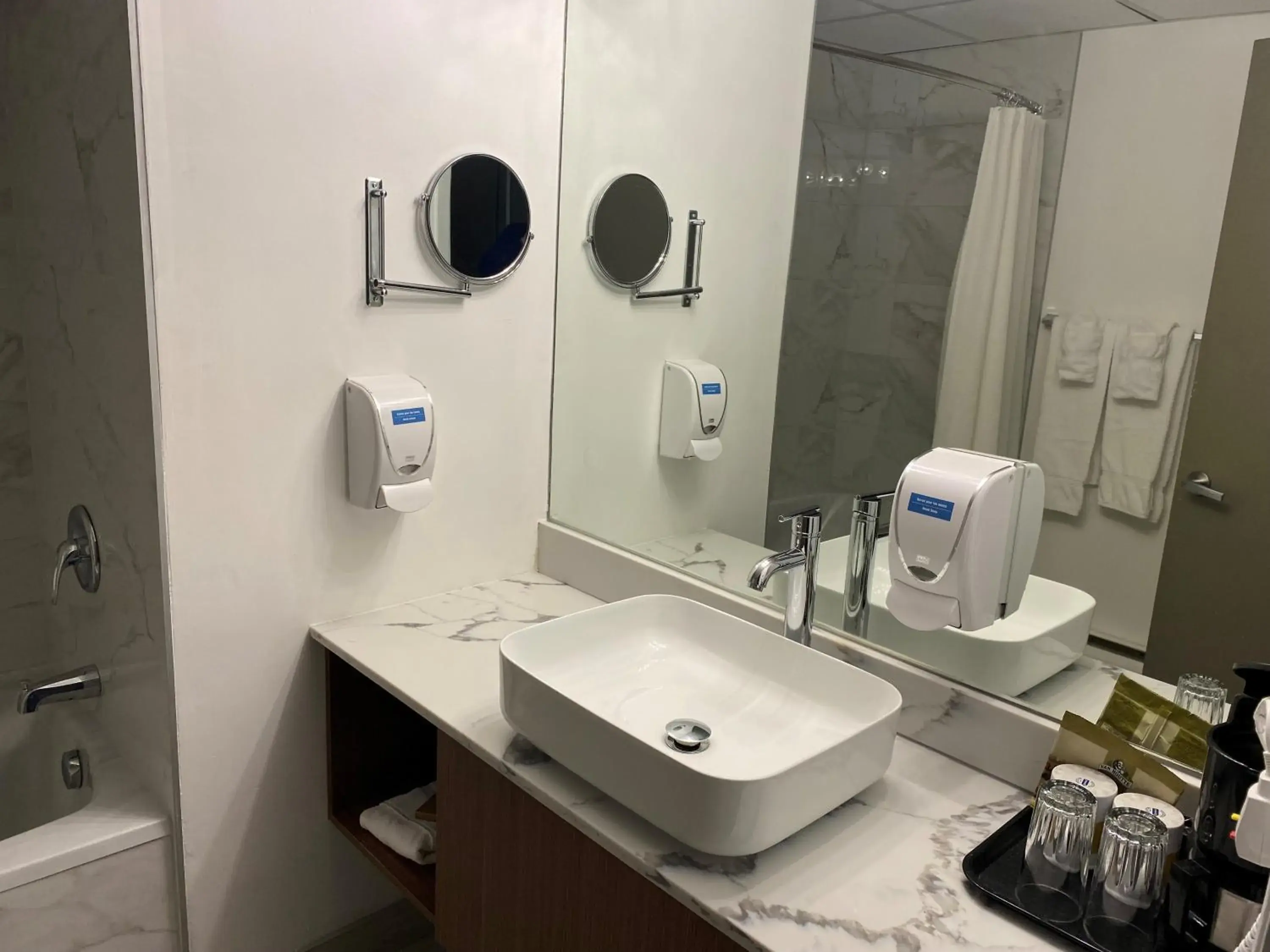 Classic King Room in Excelsior Hôtel Spa Sainte-Adèle Classic King Room in Excelsior Hôtel Spa Sainte-Adèle