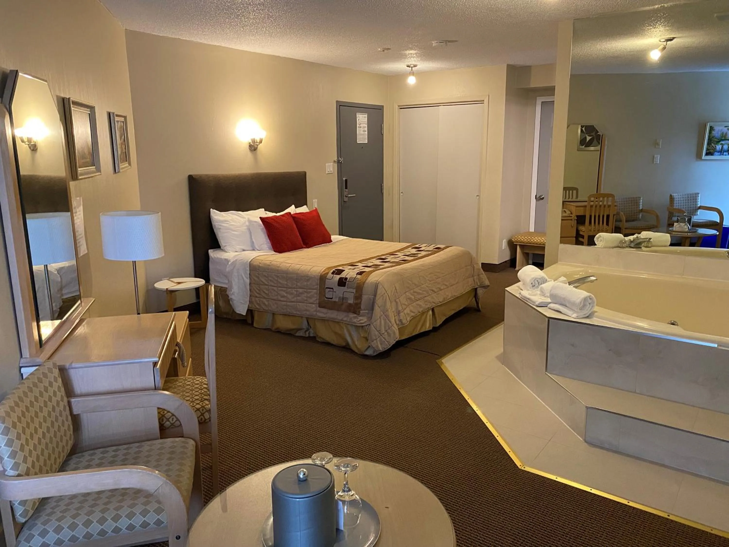 Bed in Excelsior Hôtel Spa Sainte-Adèle