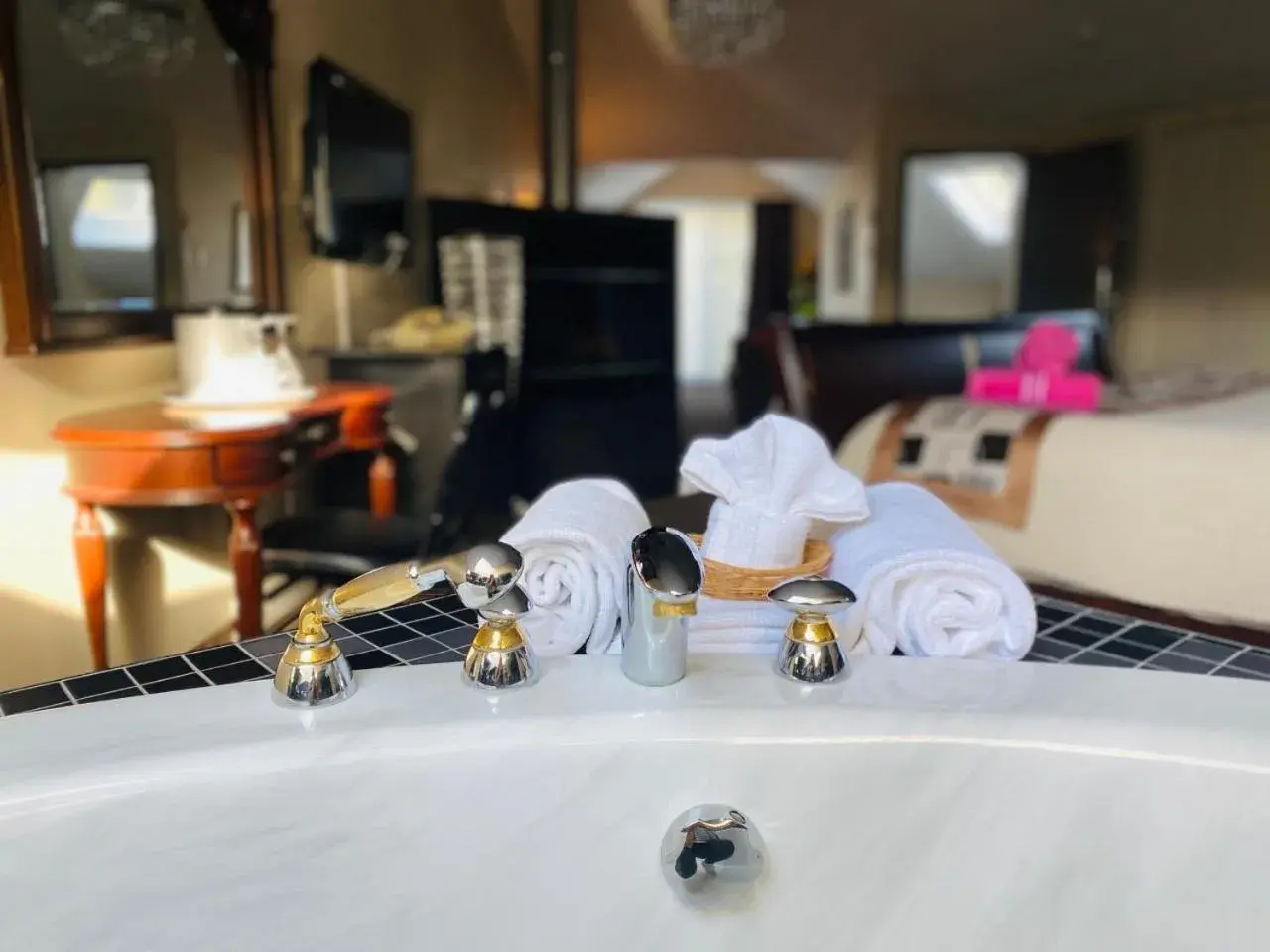 Presidential King Room with Spa Bath in Excelsior Hôtel Spa Sainte-Adèle Presidential King Room with Spa Bath in Excelsior Hôtel Spa Sainte-Adèle