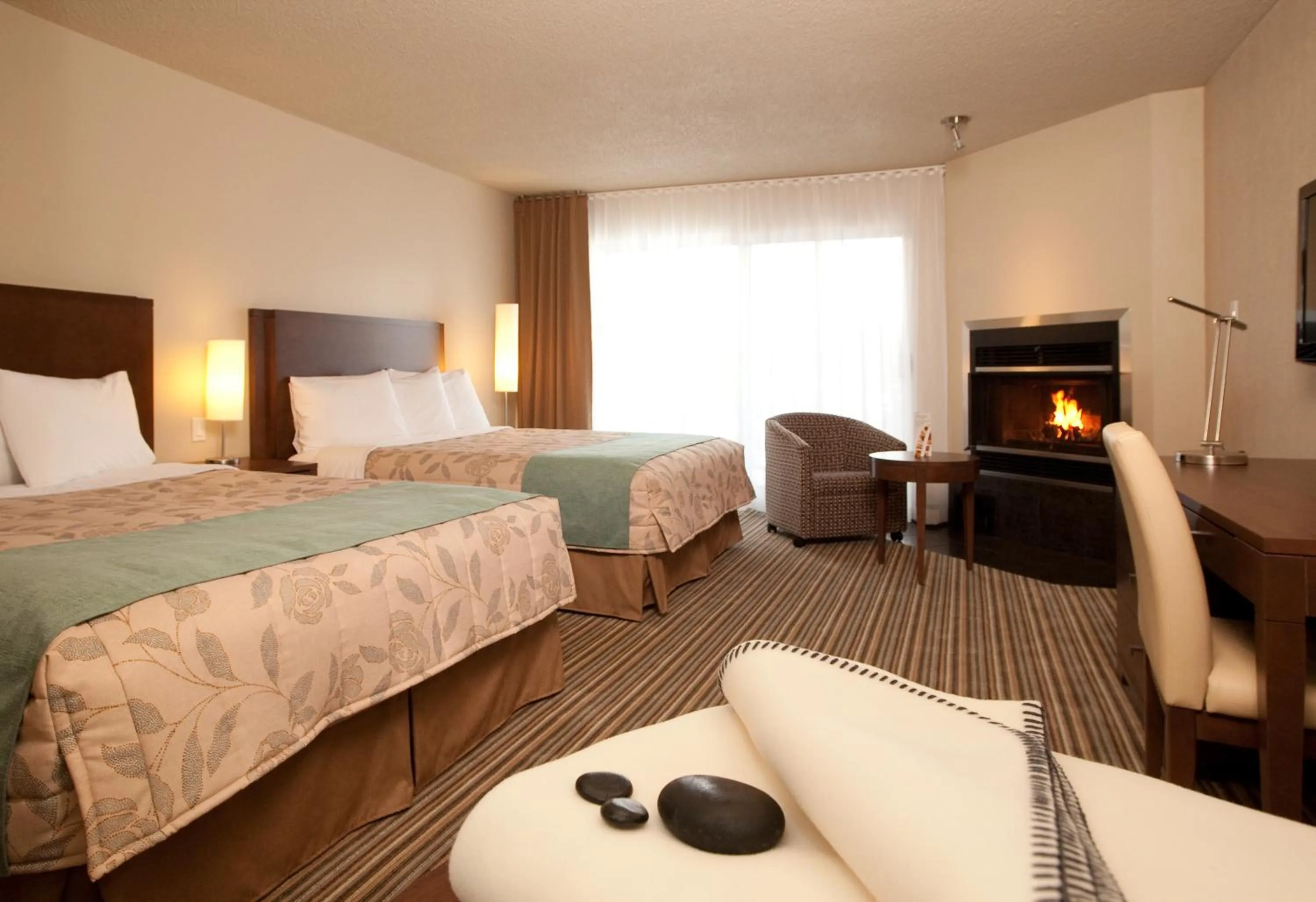 Photo of the whole room, Bed in Excelsior Hôtel Spa Sainte-Adèle