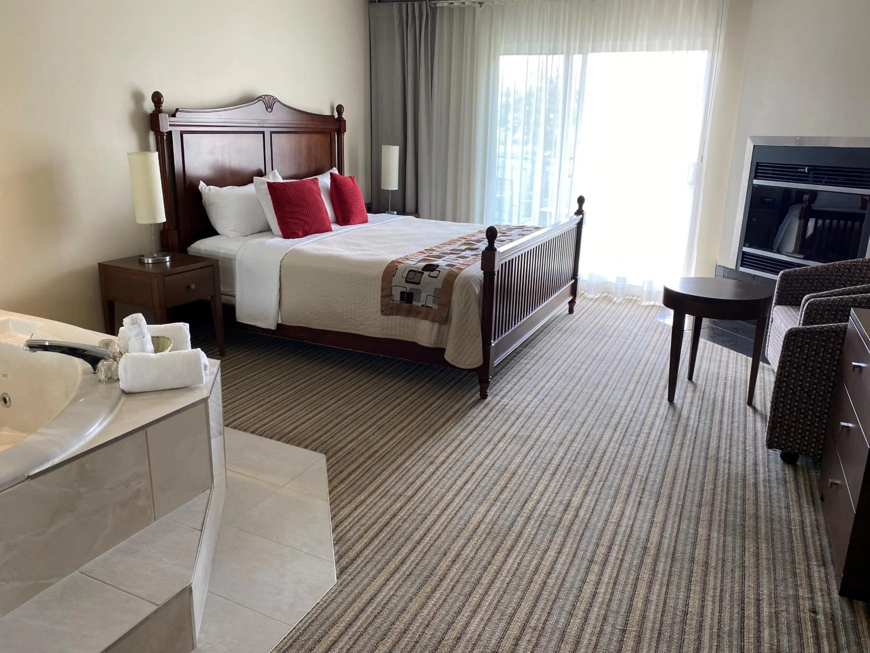 Bed in Excelsior Hôtel Spa Sainte-Adèle