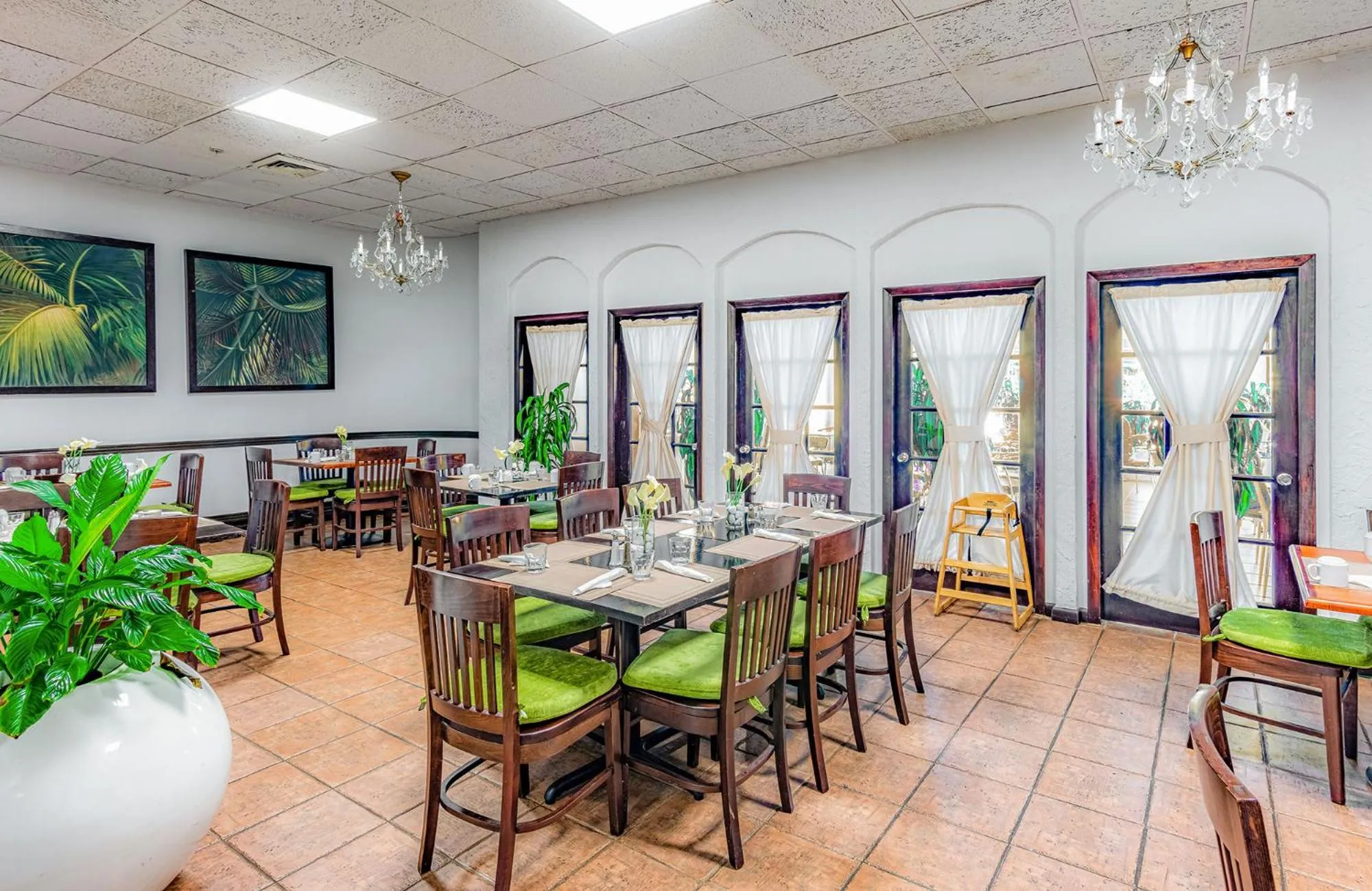 Restaurant/places to eat in Seacoast Suites on Miami Beach