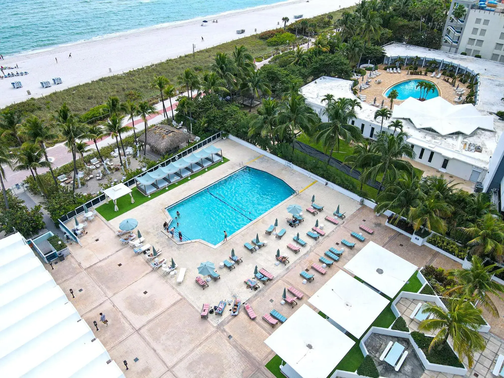 Swimming pool in Seacoast Suites on Miami Beach Swimming pool in Seacoast Suites on Miami Beach