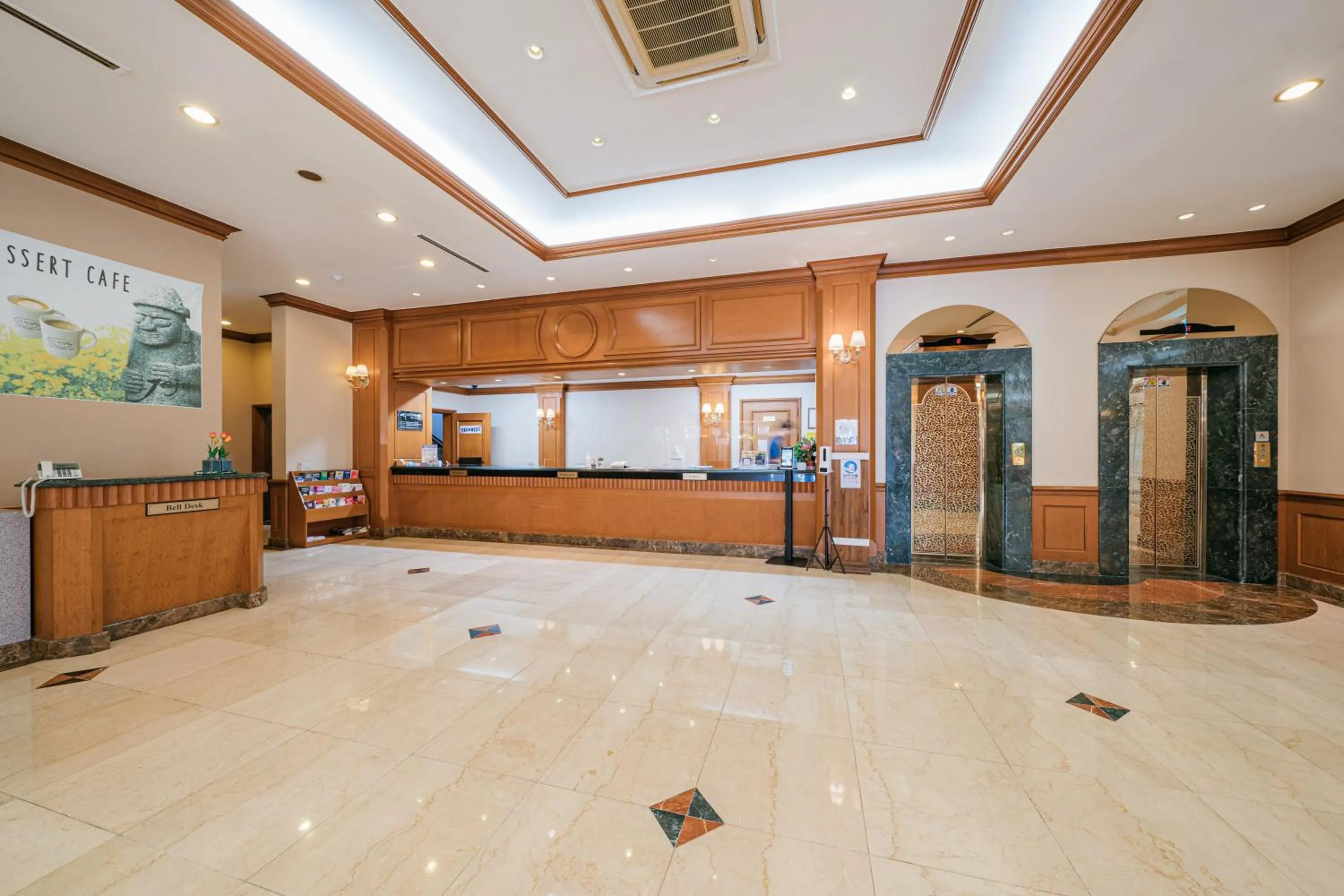 Lobby or reception in Samhaein Hotel