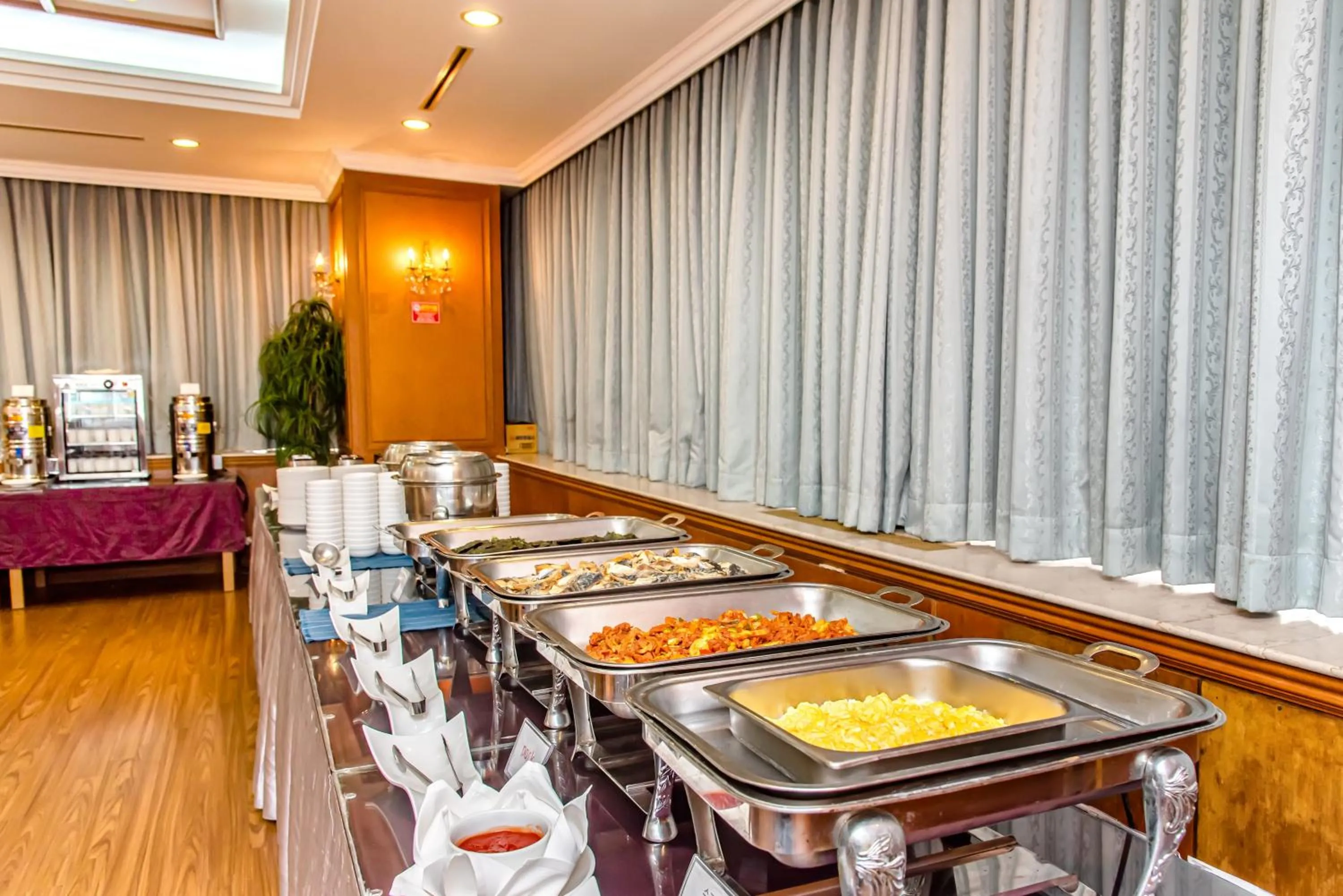 Buffet breakfast in Samhaein Hotel