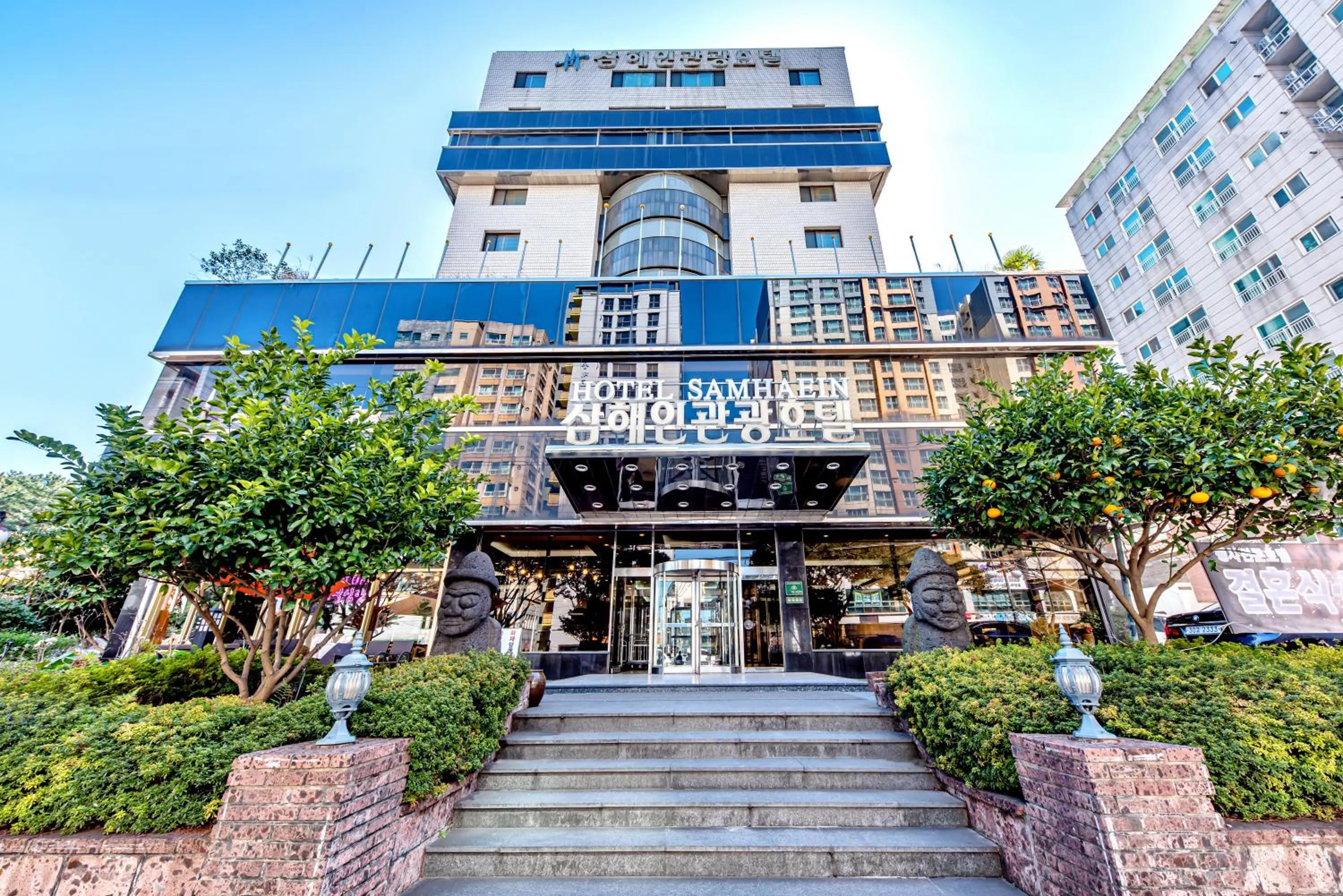 Facade/entrance in Samhaein Hotel