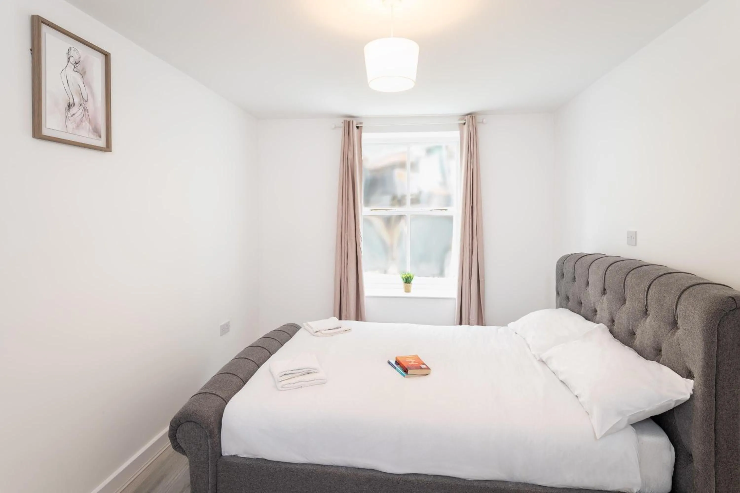 Bedroom, Bed in Trehawke House