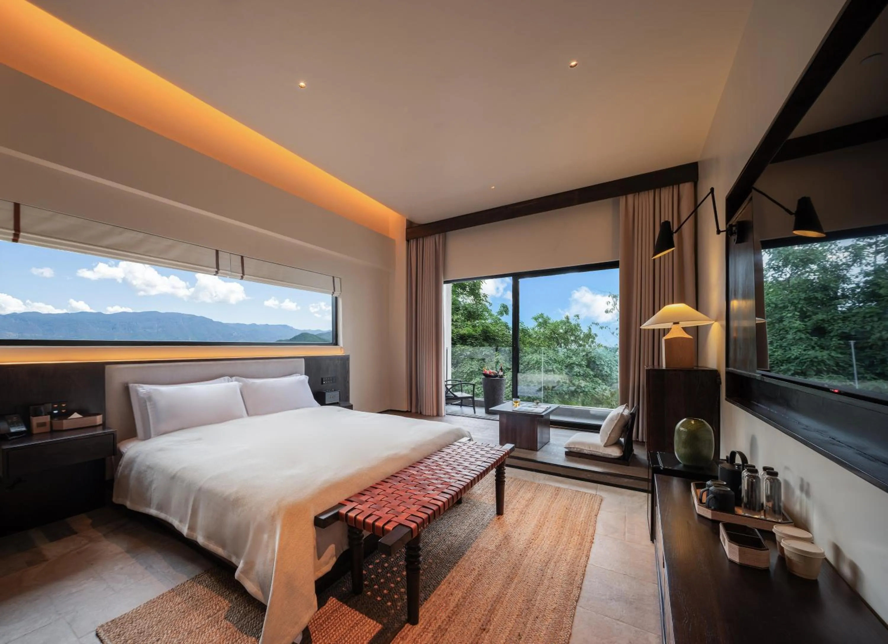 Photo of the whole room, Bed in Lijiang jijian Xiangwang SOOOAN Luxury Resort Hotel