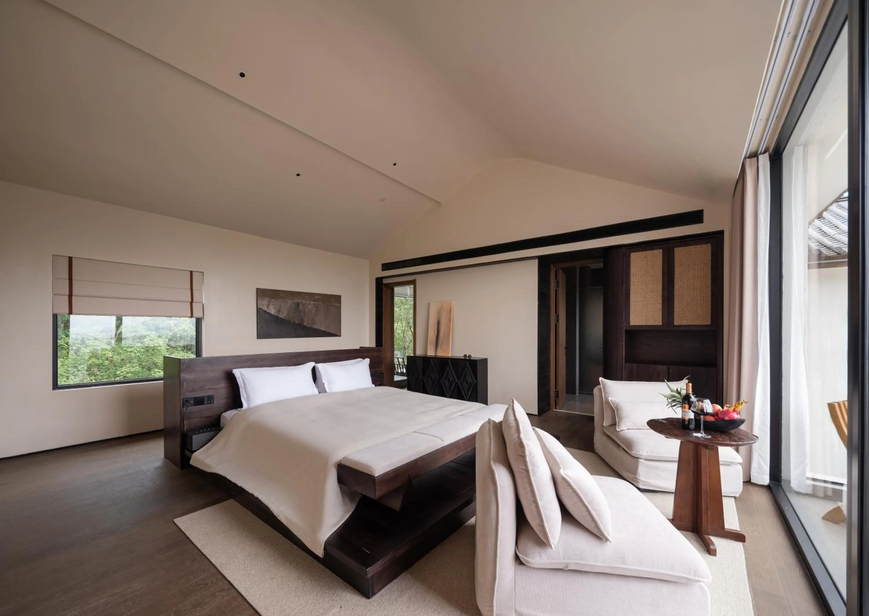 Photo of the whole room, Bed in Lijiang jijian Xiangwang SOOOAN Luxury Resort Hotel