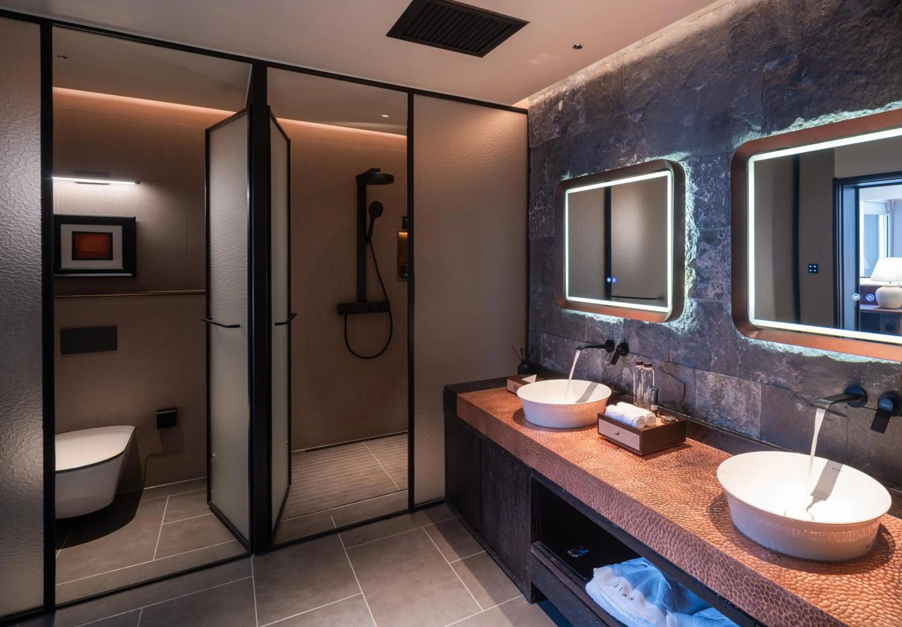 Shower in Lijiang jijian Xiangwang SOOOAN Luxury Resort Hotel