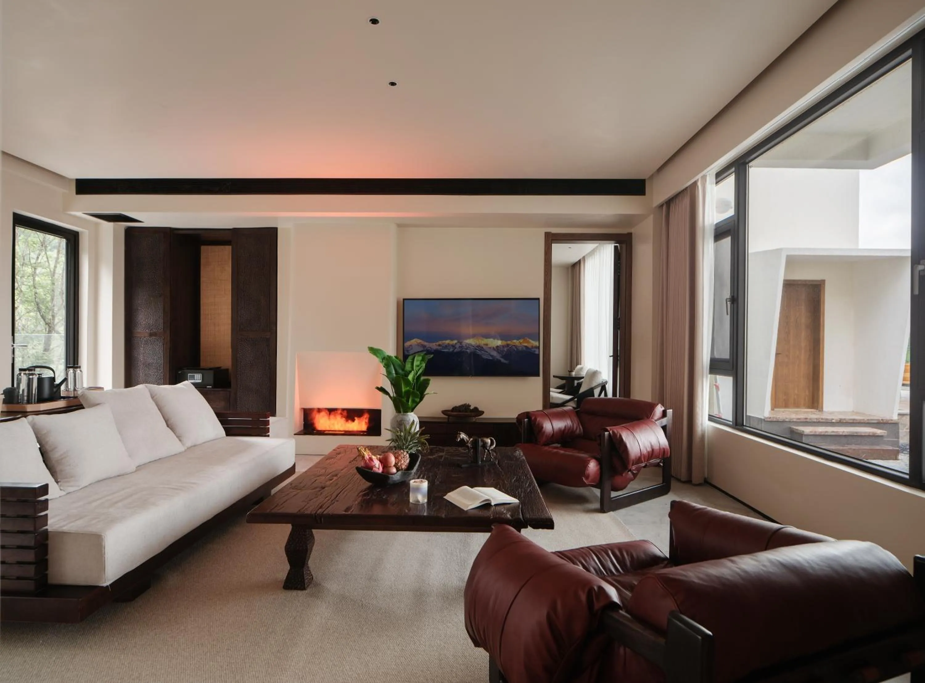 TV and multimedia in Lijiang jijian Xiangwang SOOOAN Luxury Resort Hotel