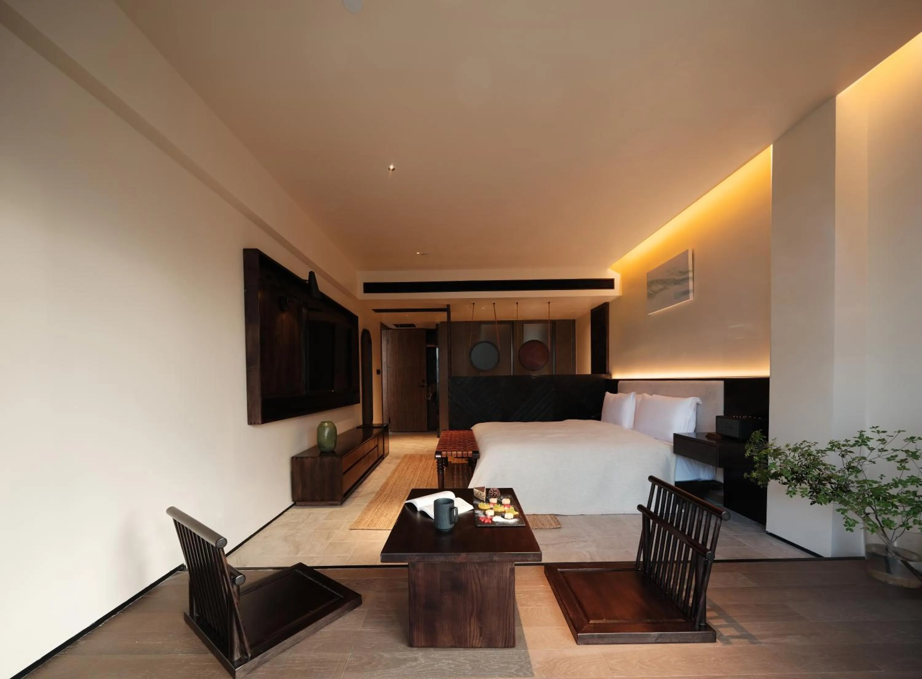 Communal lounge/ TV room, Bed in Lijiang jijian Xiangwang SOOOAN Luxury Resort Hotel