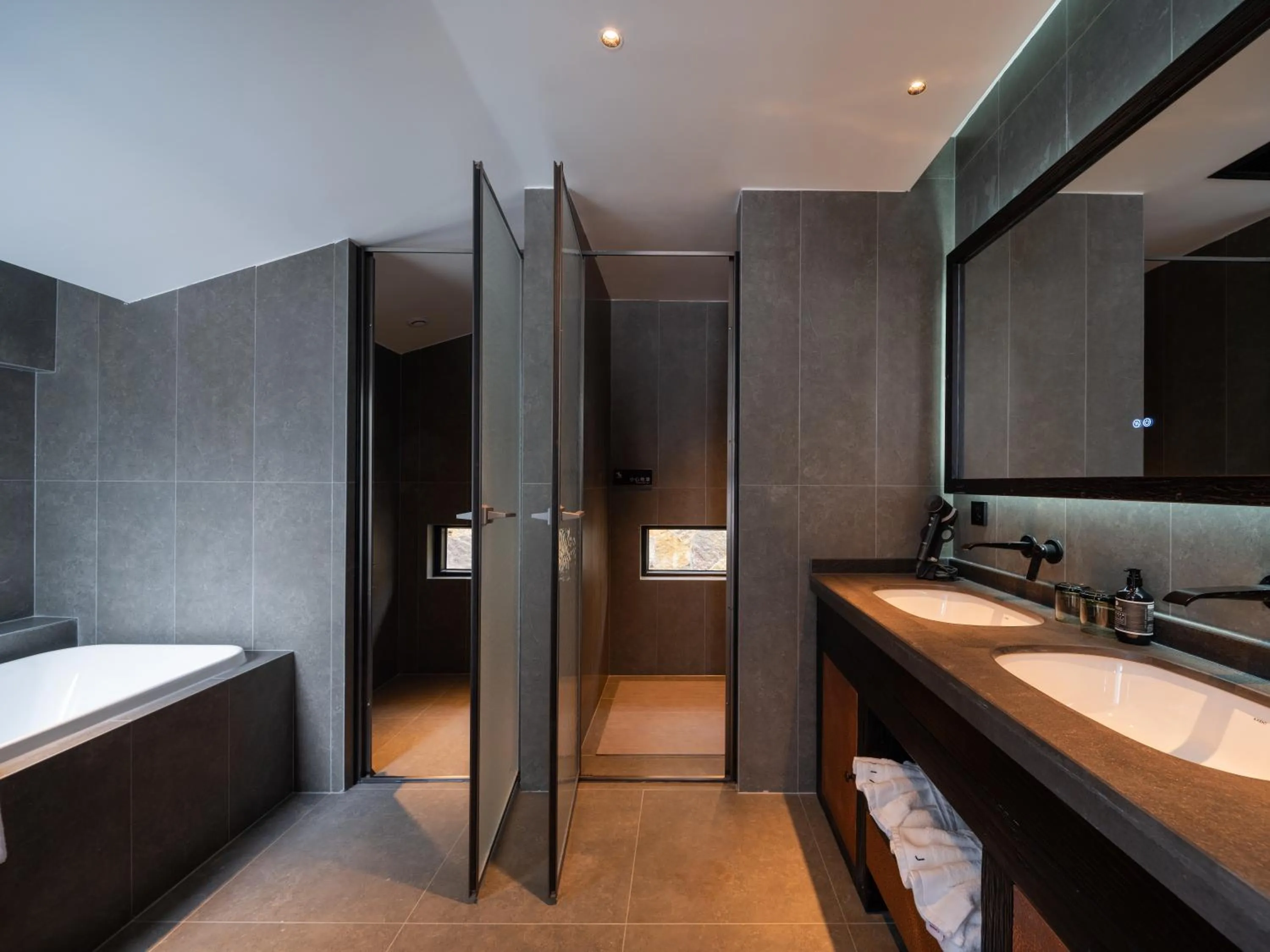 Shower, Bed in Lijiang jijian Xiangwang SOOOAN Luxury Resort Hotel