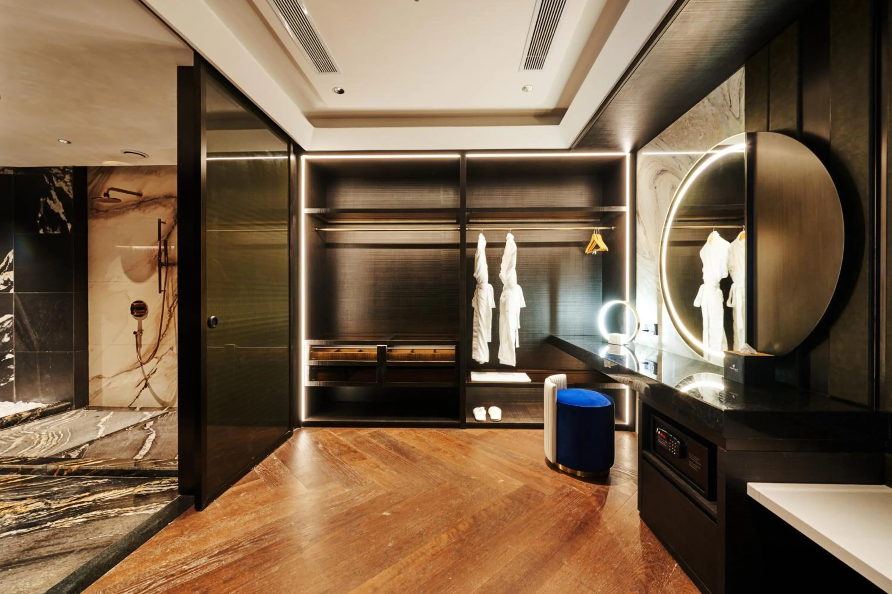 wardrobe in TRIMULIA Hotel