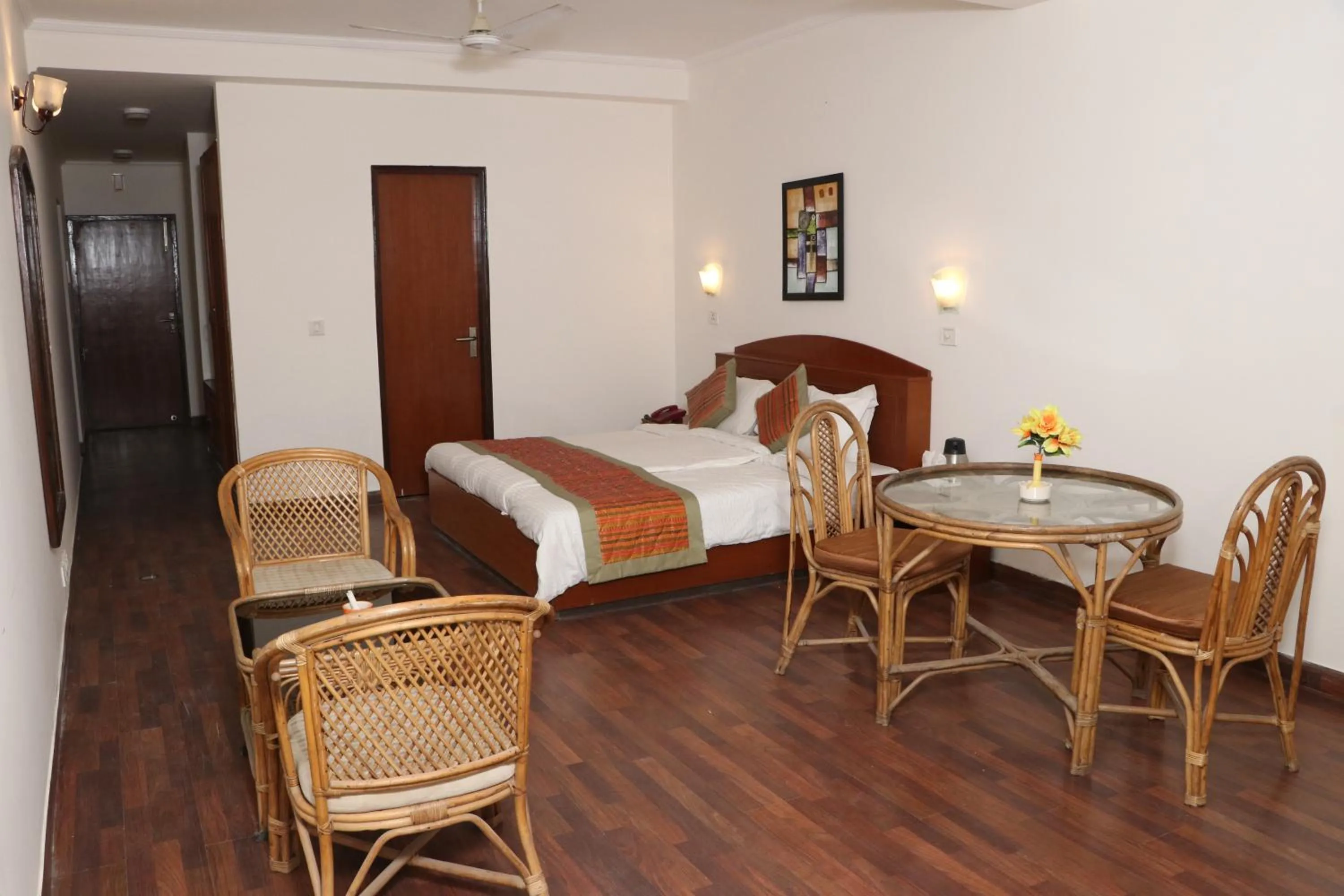 Bedroom, Bed in Woodsvilla Residency Ranikhet