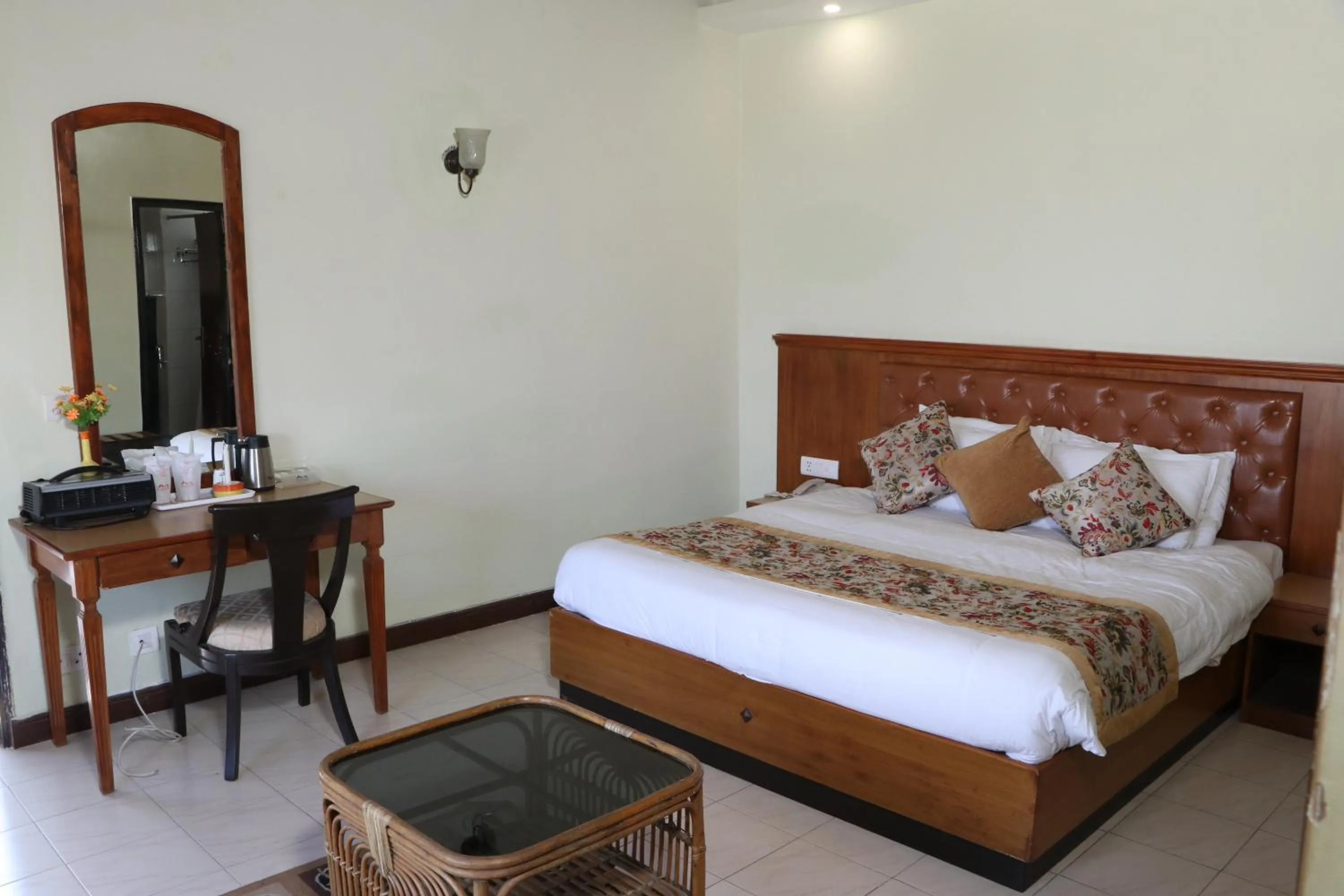 Bedroom, Bed in Woodsvilla Residency Ranikhet