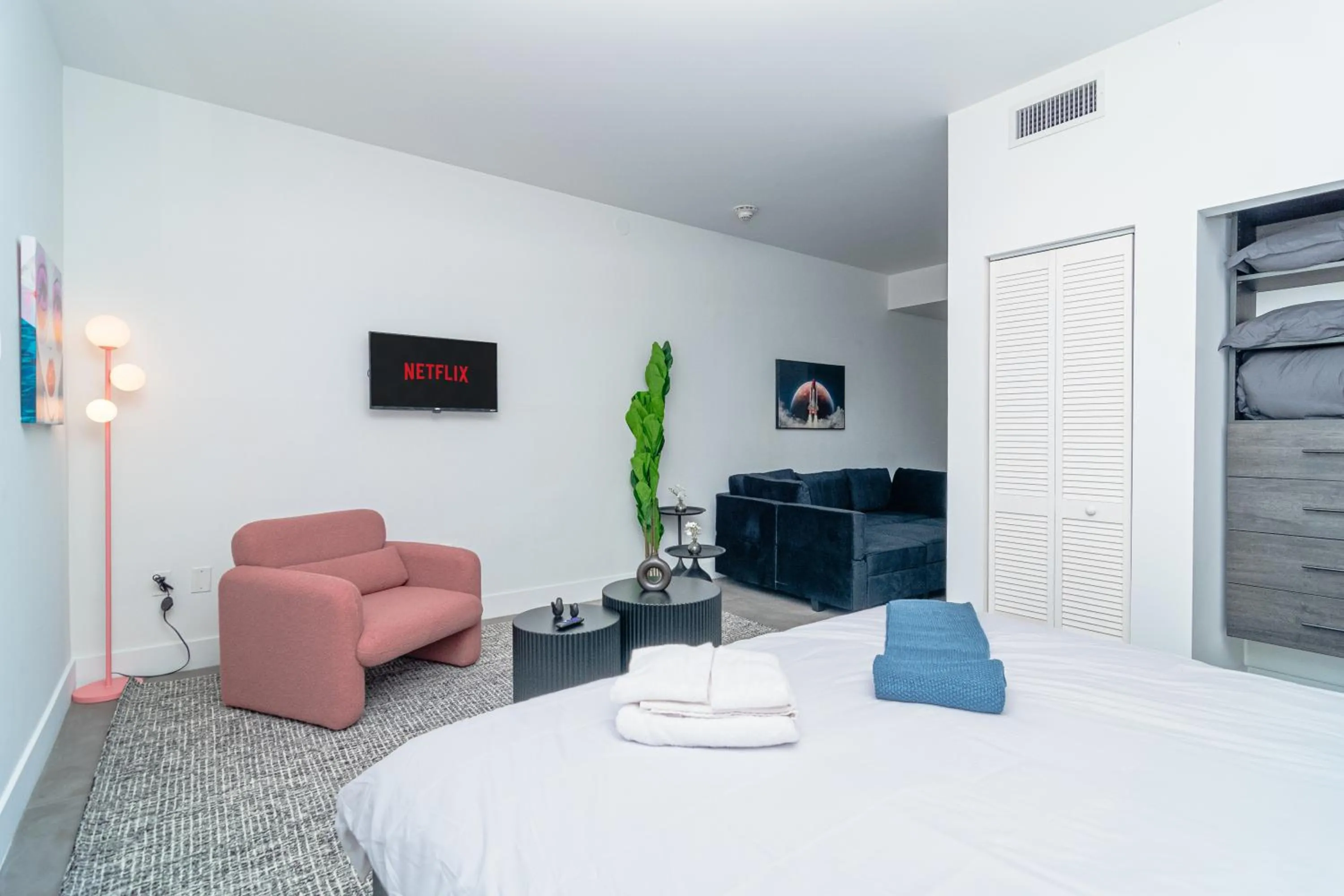 Standard King Room in MetroPark Hotel