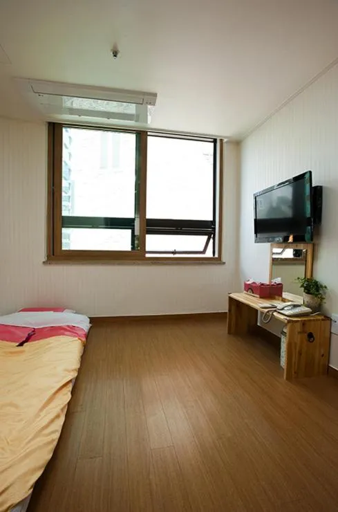 Day, Bed in Myeongdong Ecohouse