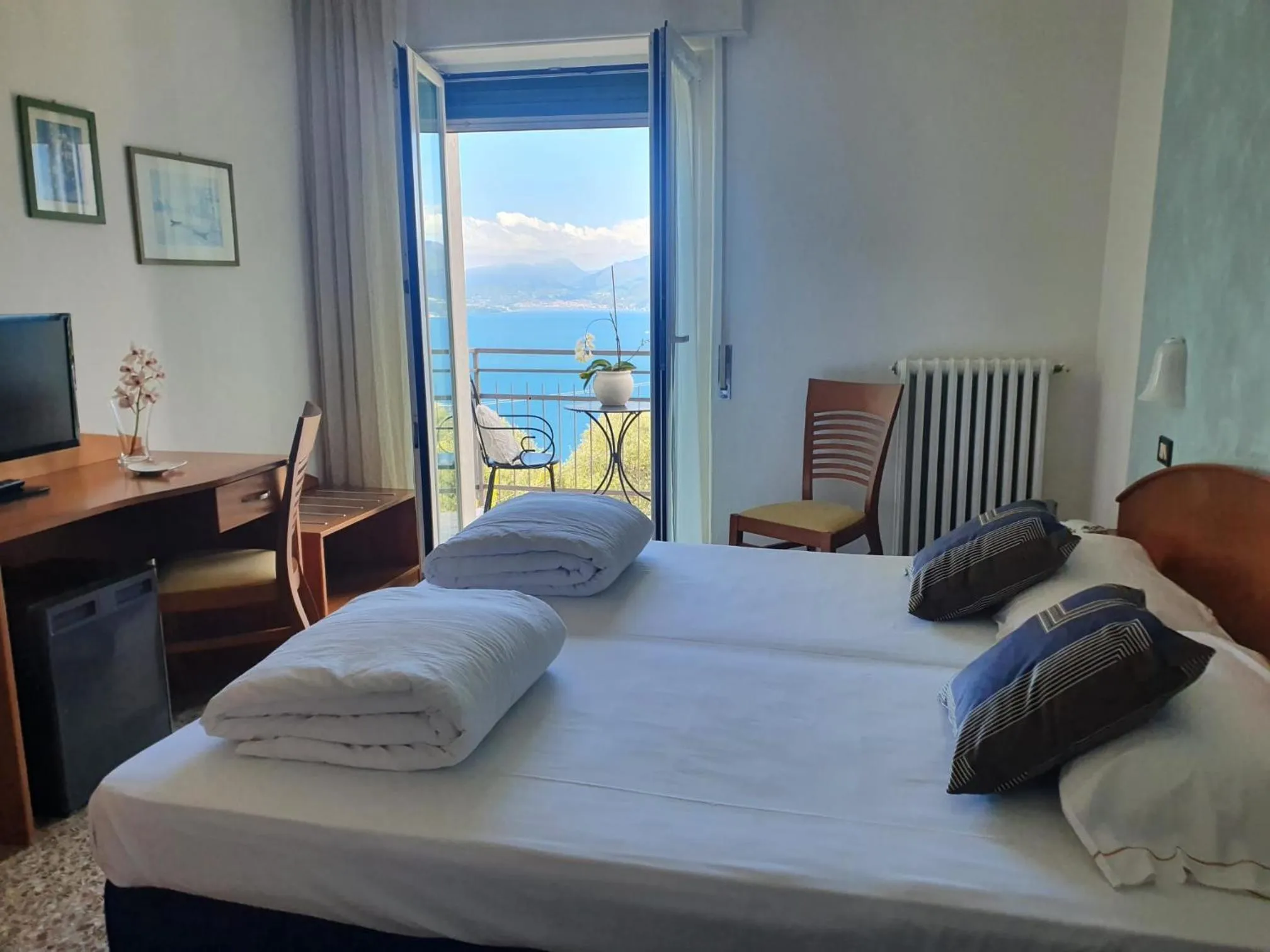 Summer, Bed in Hotel 2 Palme