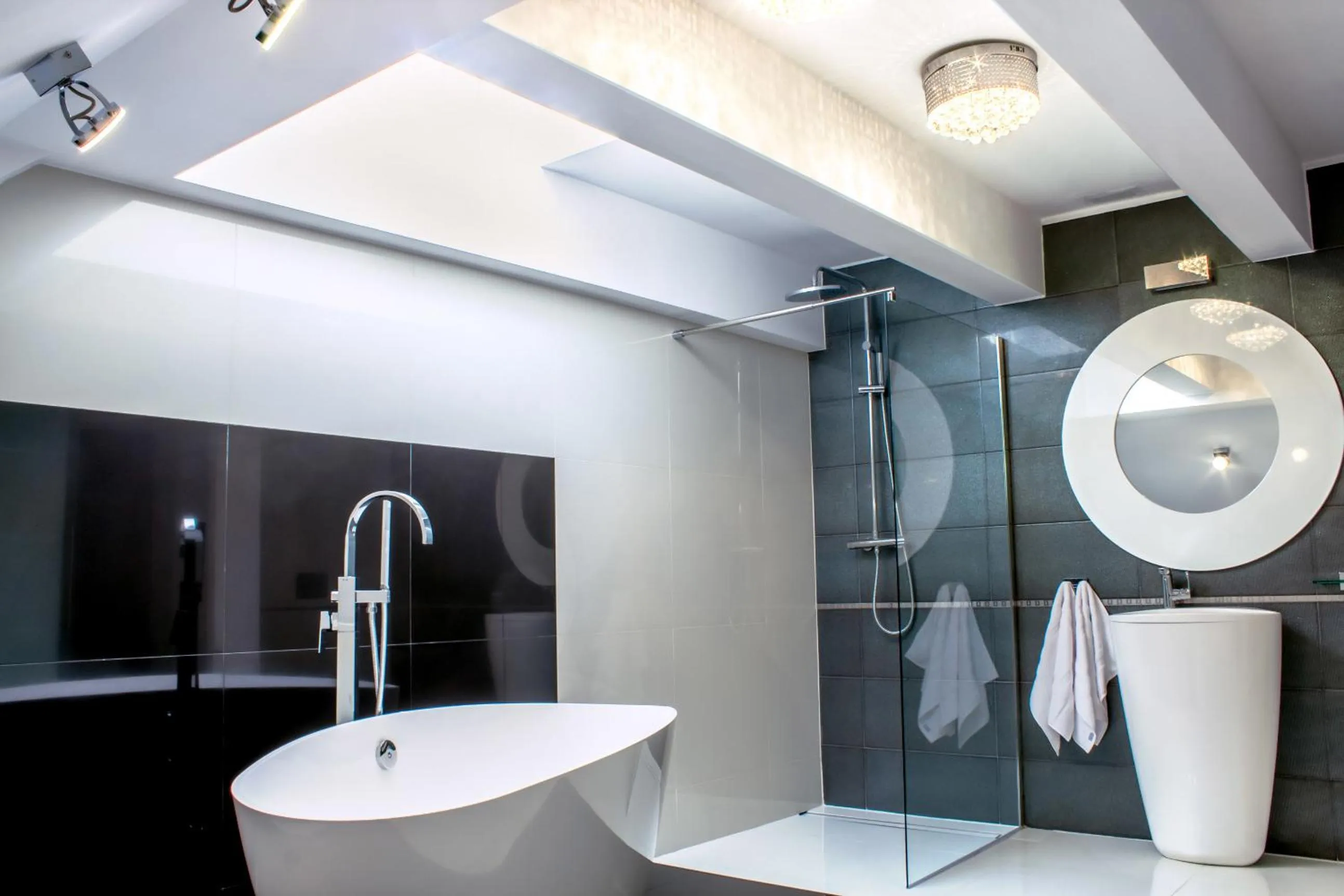 Shower in Santa Cruz Apartments