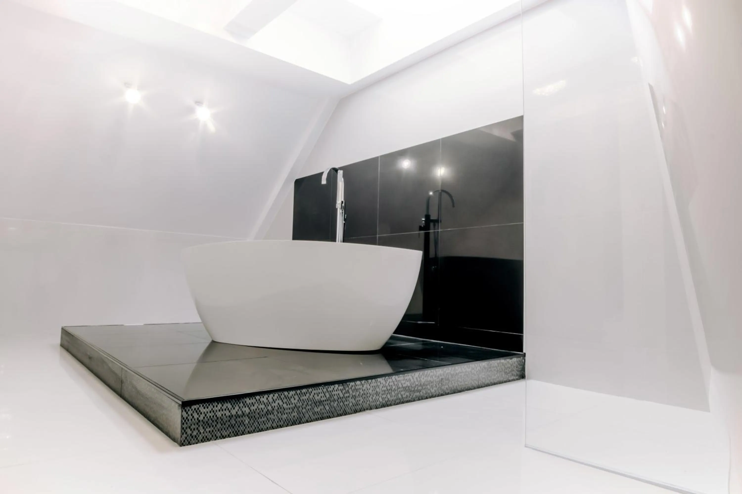 Shower, Bed in Santa Cruz Apartments