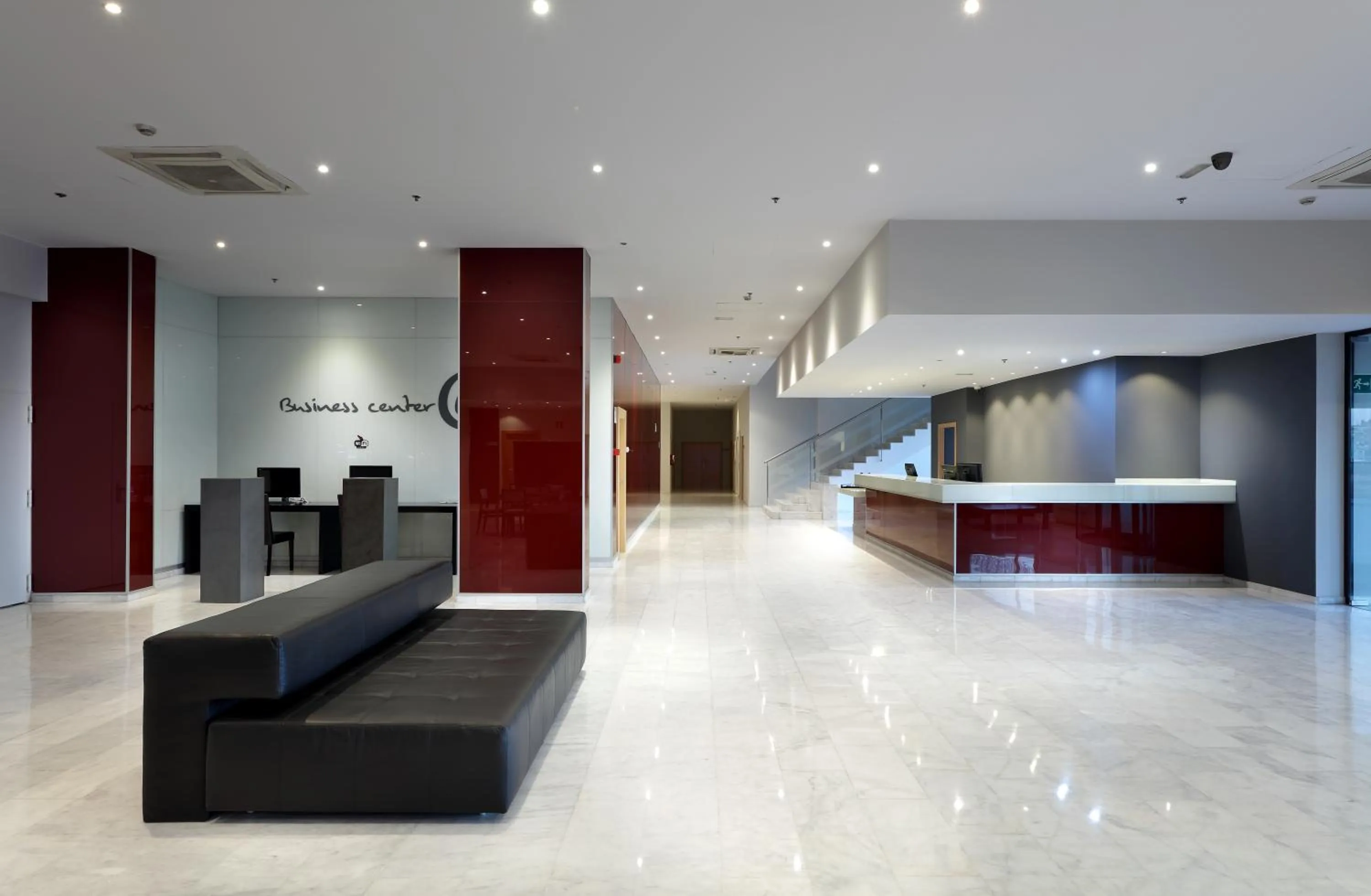 Lobby or reception in Eurostars Zaragoza