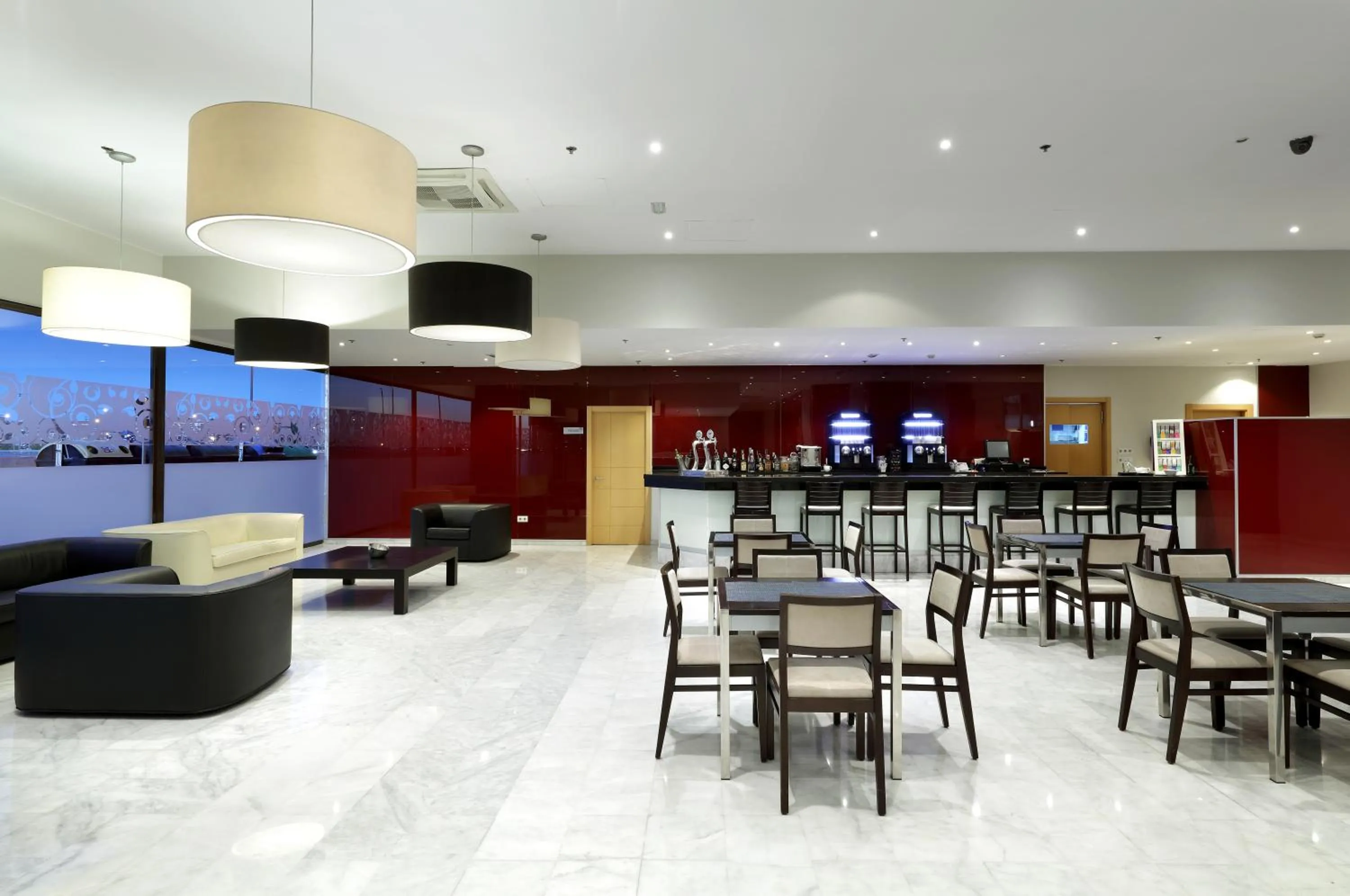 Lounge or bar in Eurostars Zaragoza