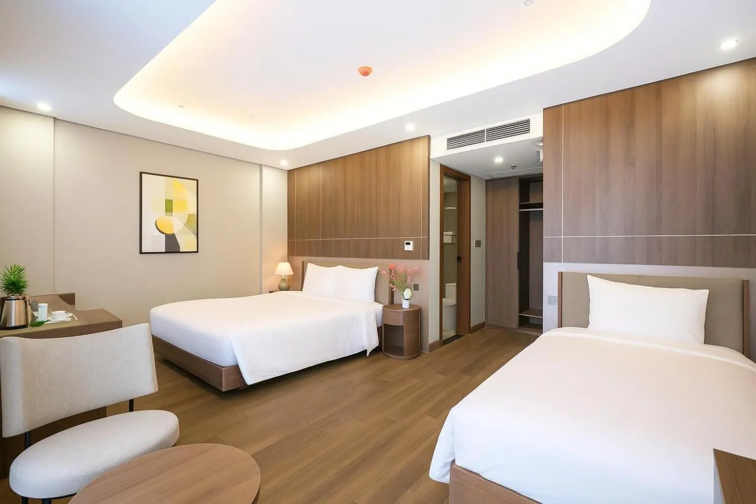 Photo of the whole room, Bed in Nature Hotel - Lac Long Quan