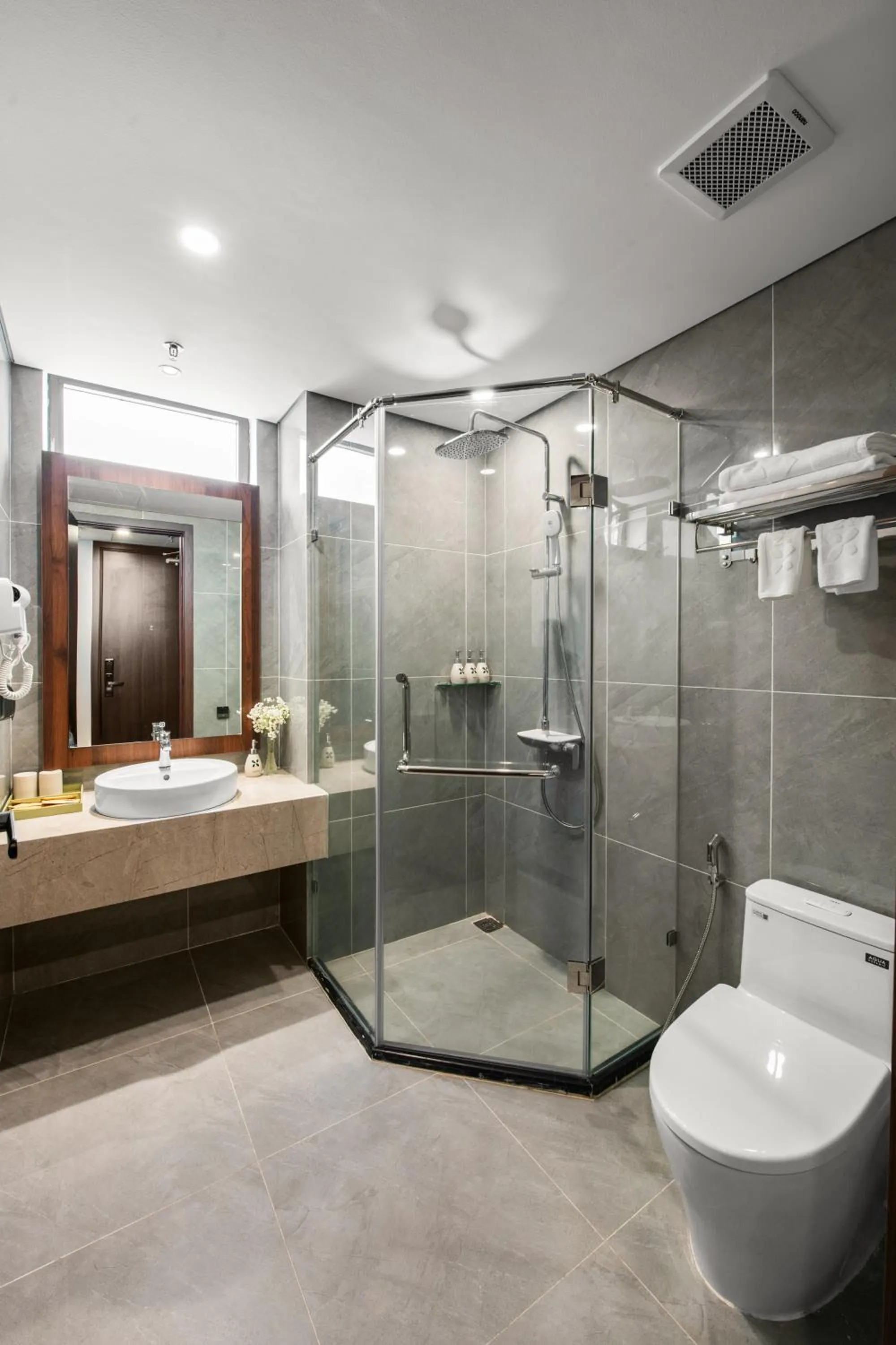 Shower in Nature Hotel - Lac Long Quan