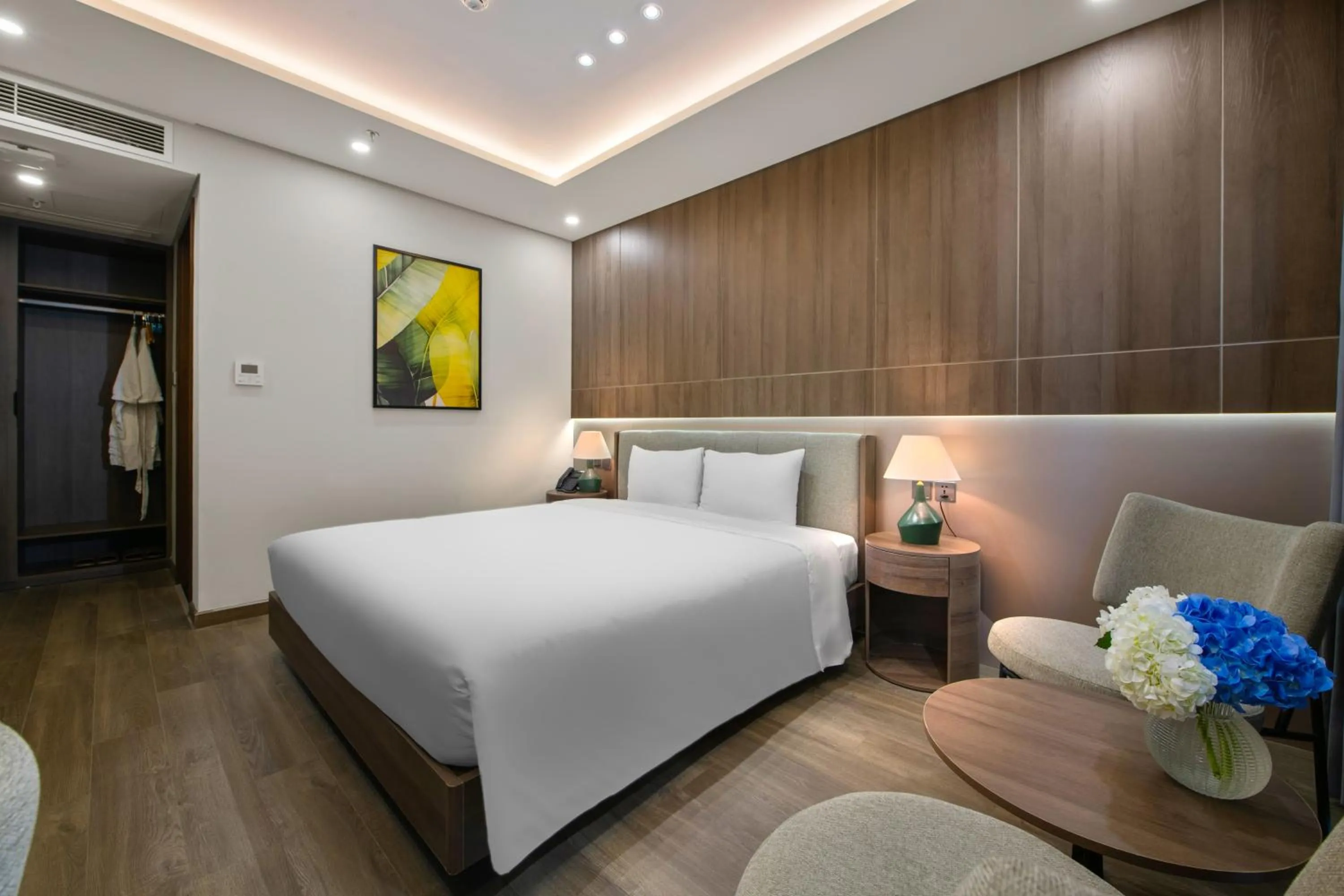 Bathroom, Bed in Nature Hotel - Lac Long Quan