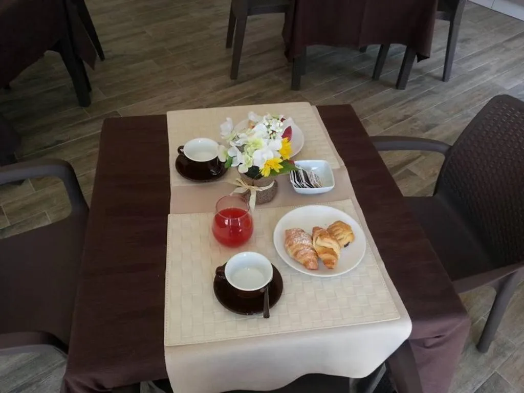 Restaurant/places to eat in ChrisMare Hotel