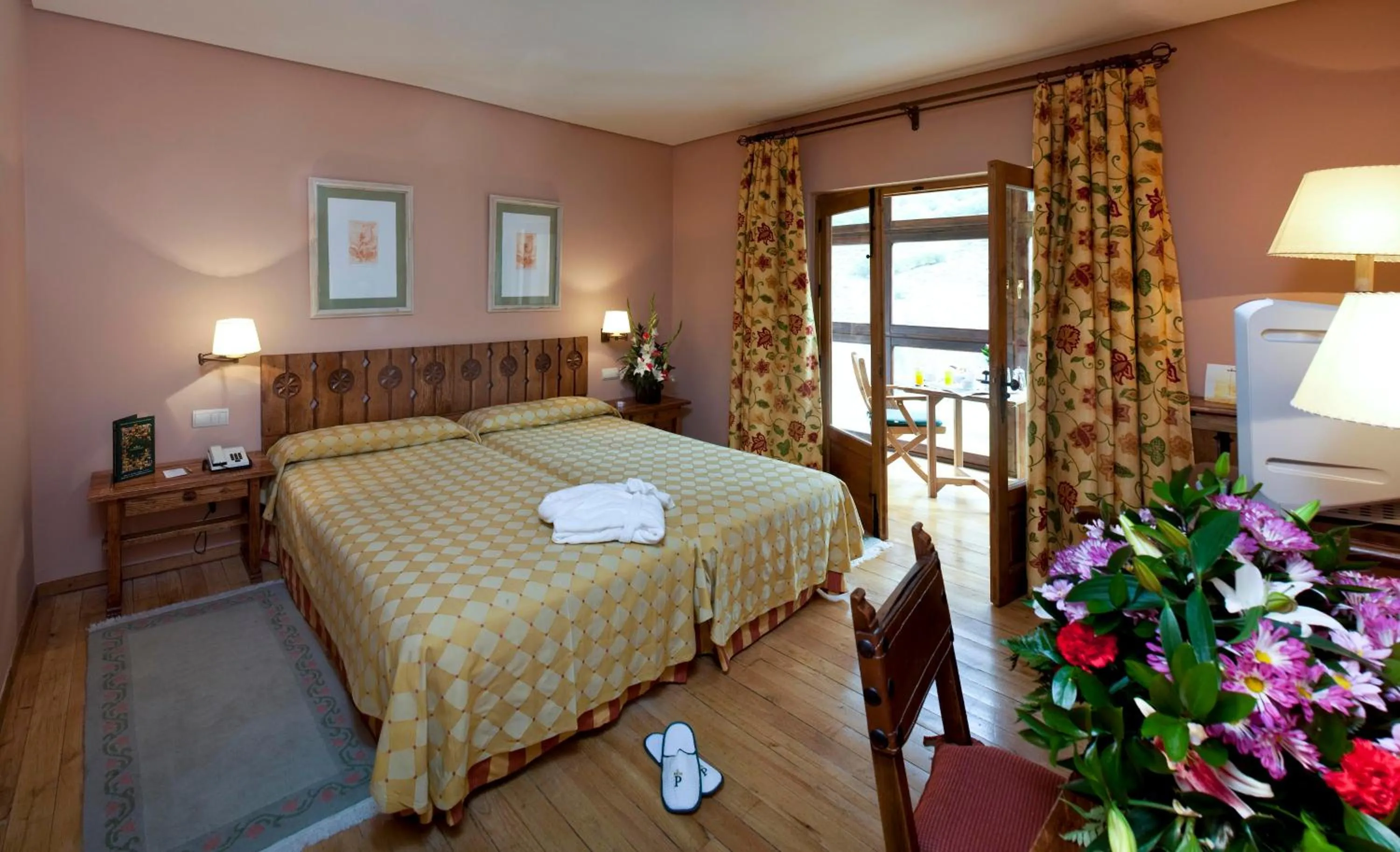 Photo of the whole room, Bed in Parador de Fuente Dé