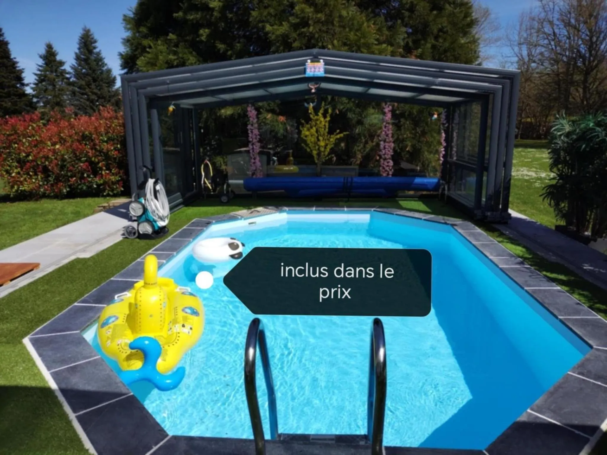 Swimming pool in A l'Orée du Parc