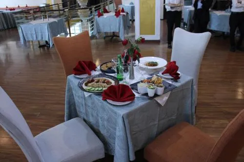Restaurant/places to eat in Debredamo Hotel